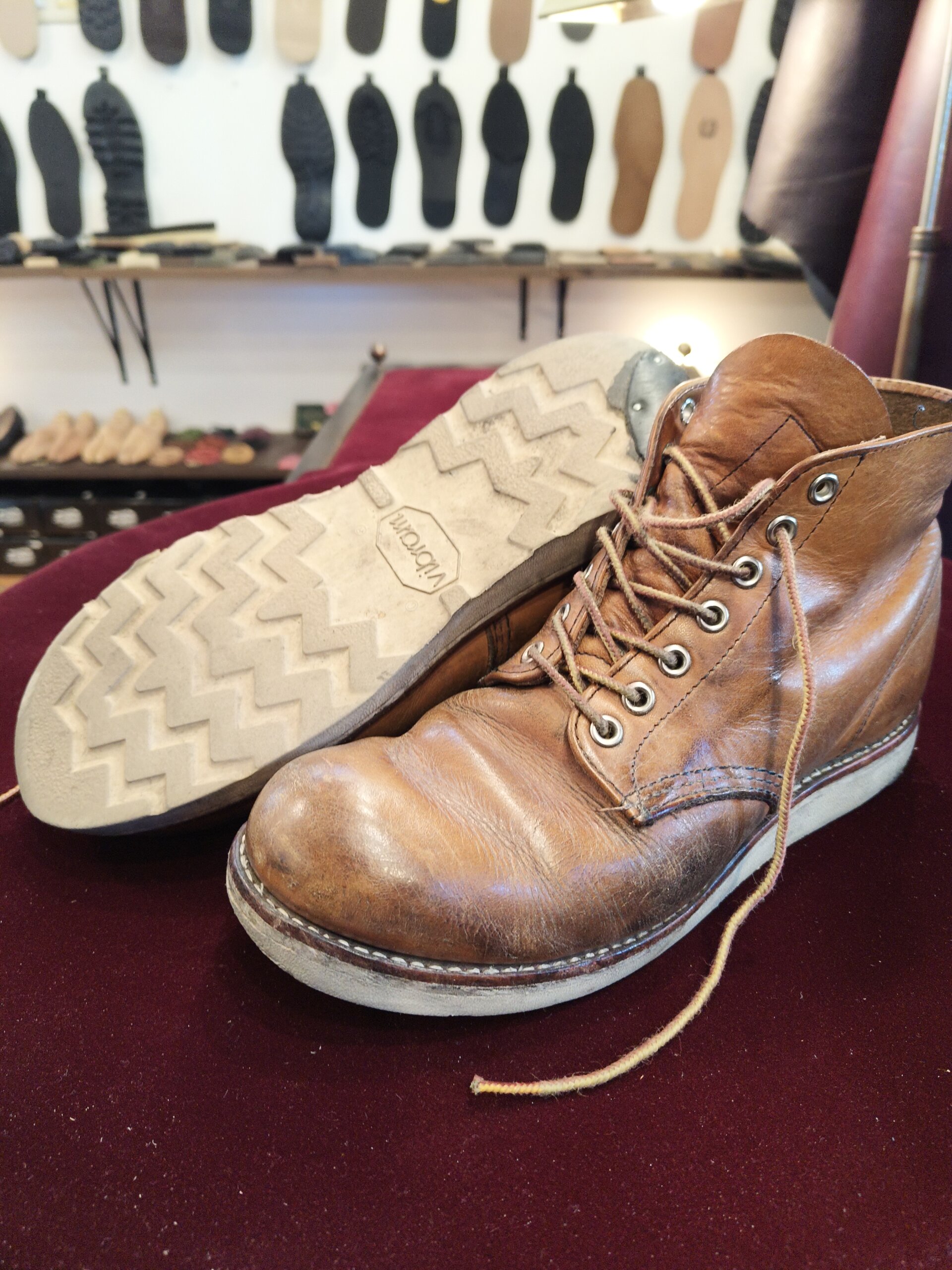 横浜 靴修理 郵送 靴修理 レッドウィング ブーツ オールソール前 ビフォー サイド全体