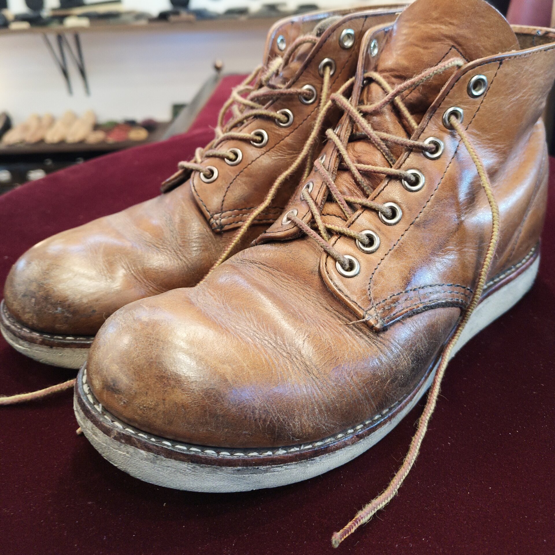 横浜 靴修理 郵送 靴修理 レッドウィング ブーツ オールソール前 ビフォー 2足 斜めアングル