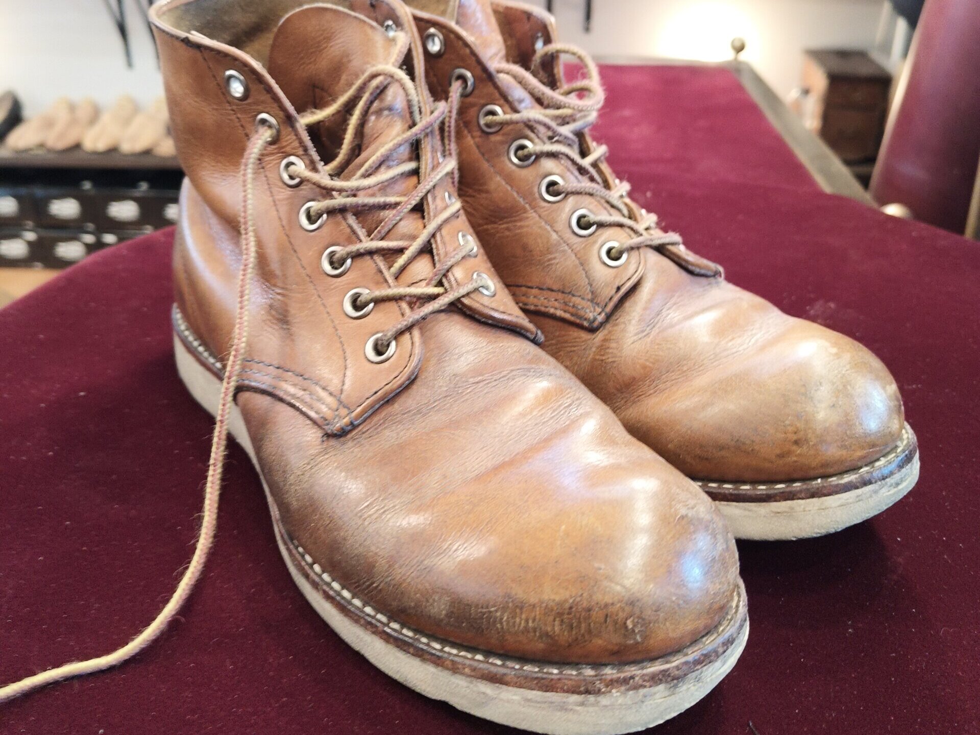 横浜 靴修理 郵送 靴修理 レッドウィング ブーツ オールソール前 ビフォー 正面 2足