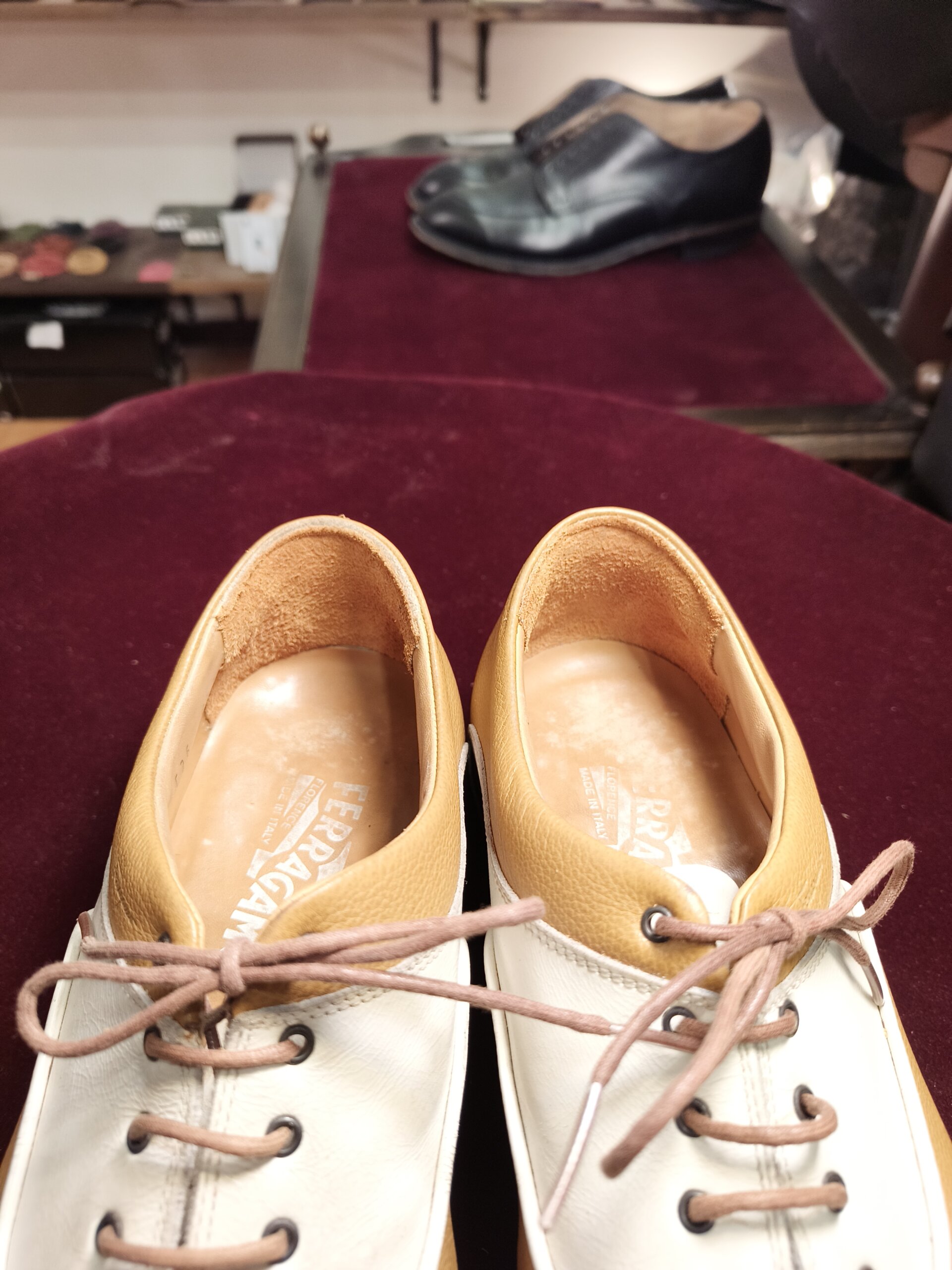 サルヴァトーレフェラガモ ゴルフシューズのカウンターライニング修理後、内側かかとの状態（郵送 靴修理）