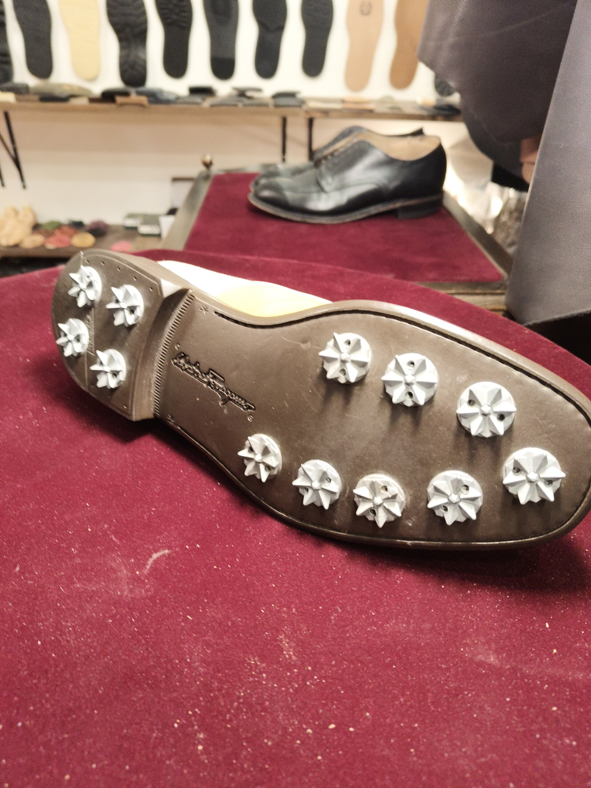 サルヴァトーレフェラガモ ゴルフシューズのスパイク（鋲）摩耗 ビフォー｜横浜 靴修理 靴修理 郵送