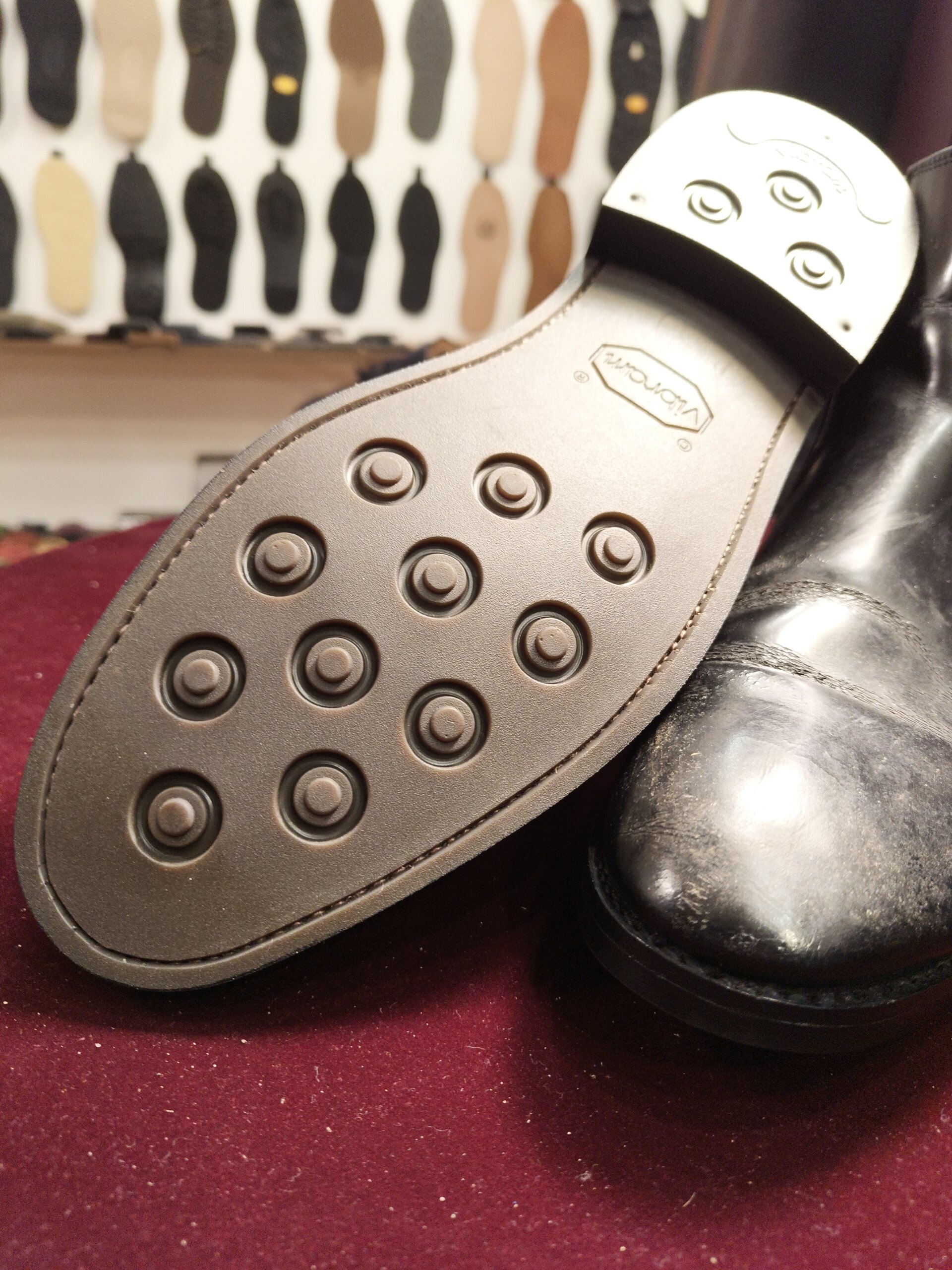 Samuel Windsor チェルシーブーツのオールソール後（Vibramソール＋トゥスチール）｜横浜 靴修理 靴修理 郵送