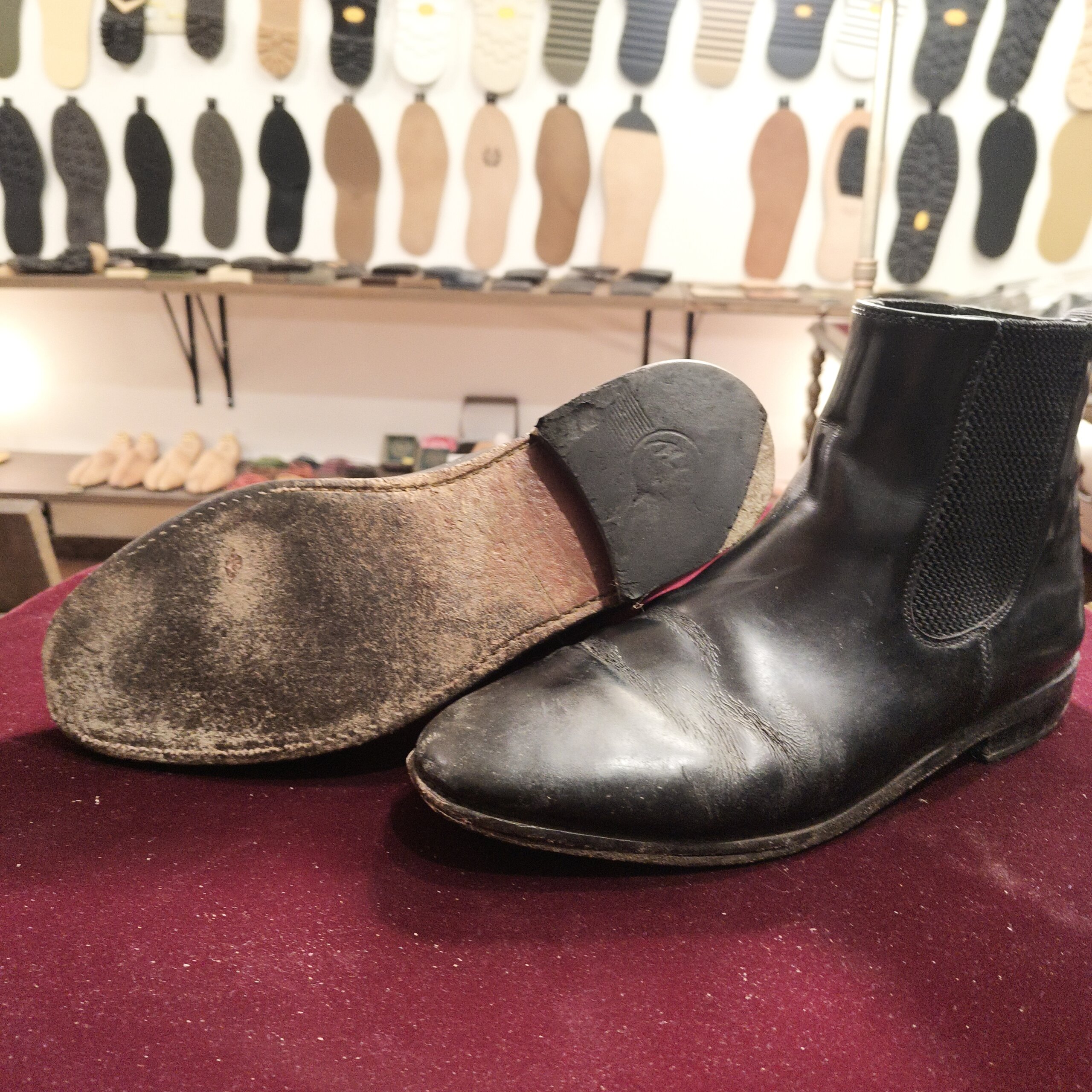 Samuel Windsor（サミュエルウィンザー）チェルシーブーツのオールソール修理前のソール摩耗状態（横浜 靴修理／靴修理 郵送 全国対応）