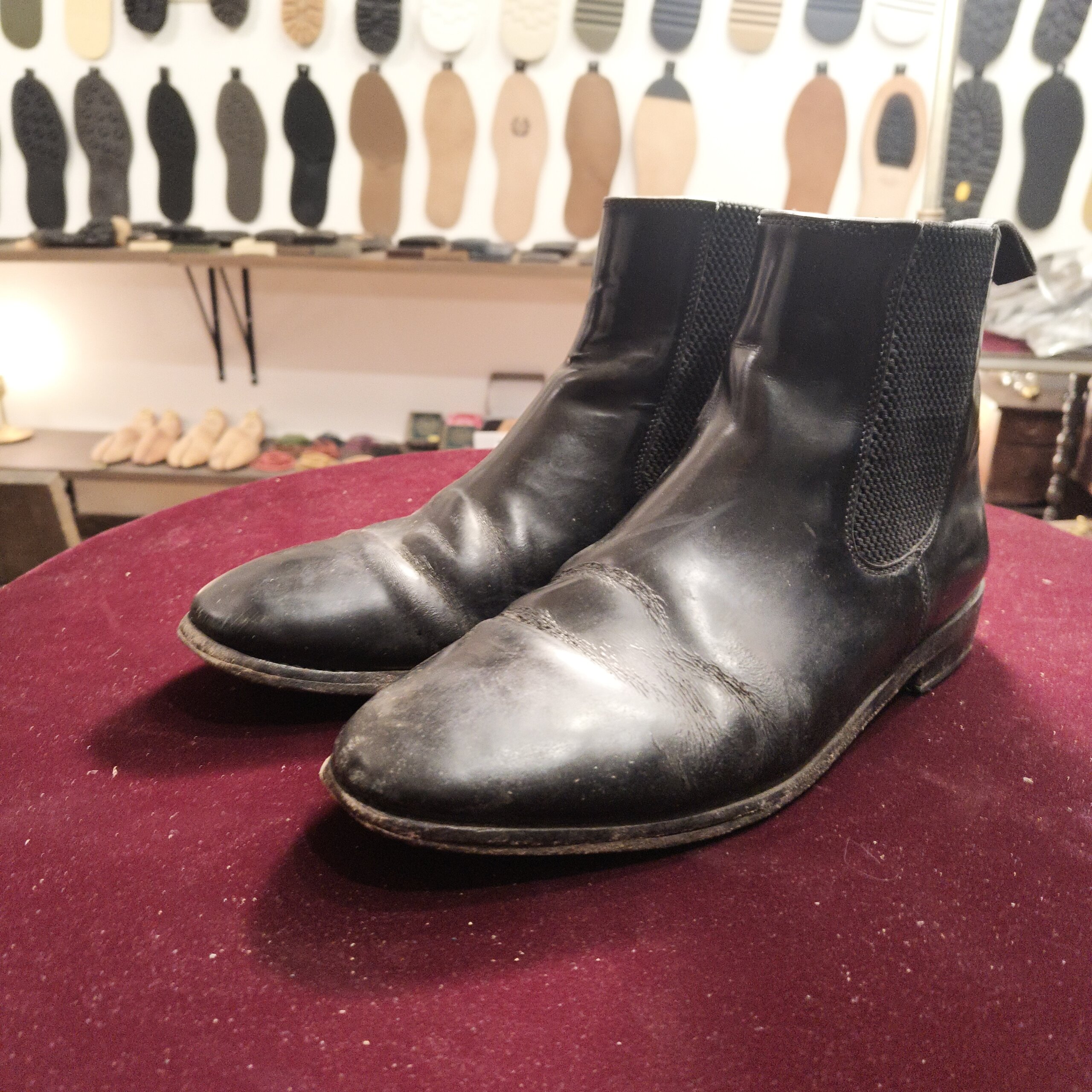 Samuel Windsor（サミュエルウィンザー）チェルシーブーツのオールソール修理前の外観（横浜 靴修理／靴修理 郵送 全国対応）