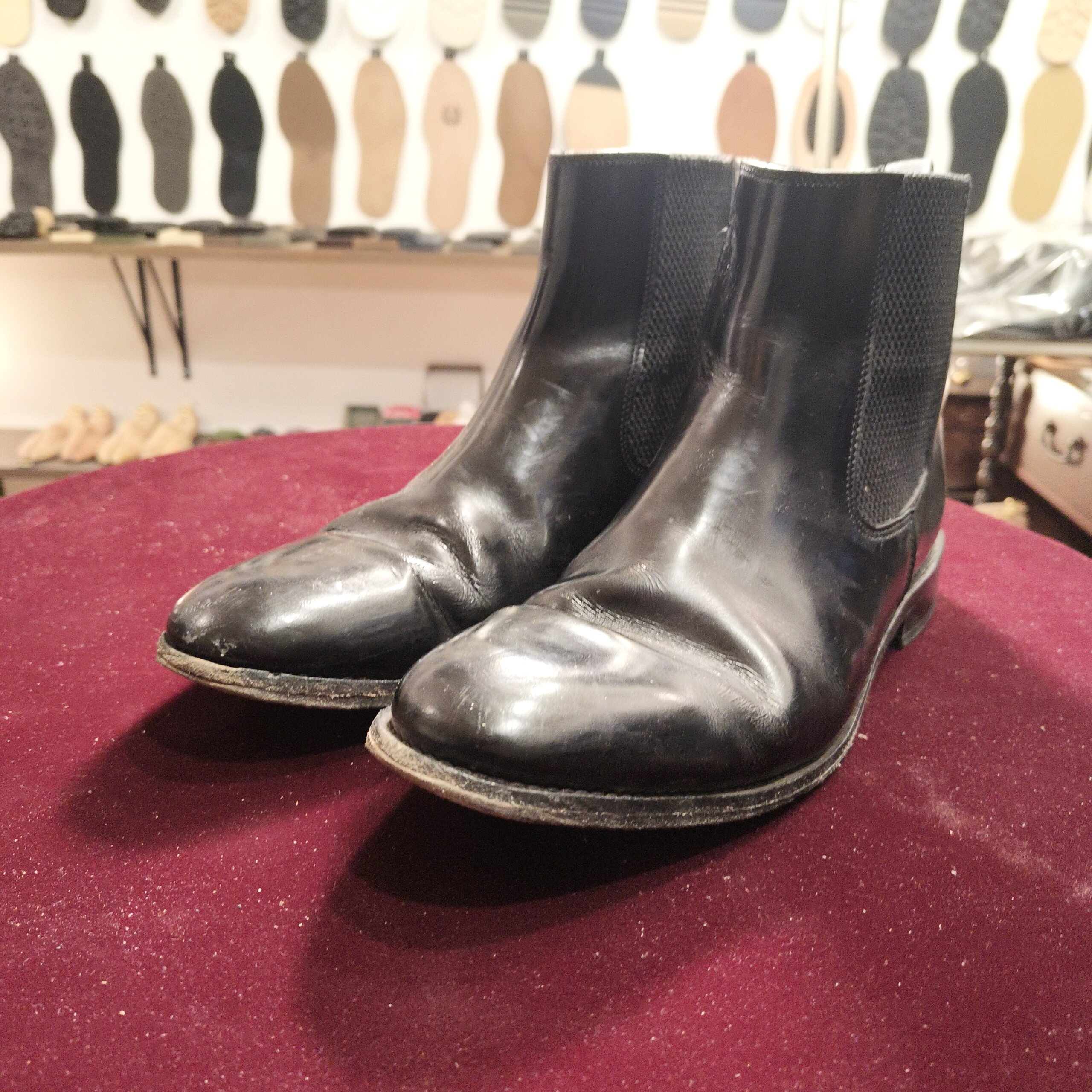 サミュエルウィンザー チェルシーブーツ オールソール前 つま先とコバの摩耗状態