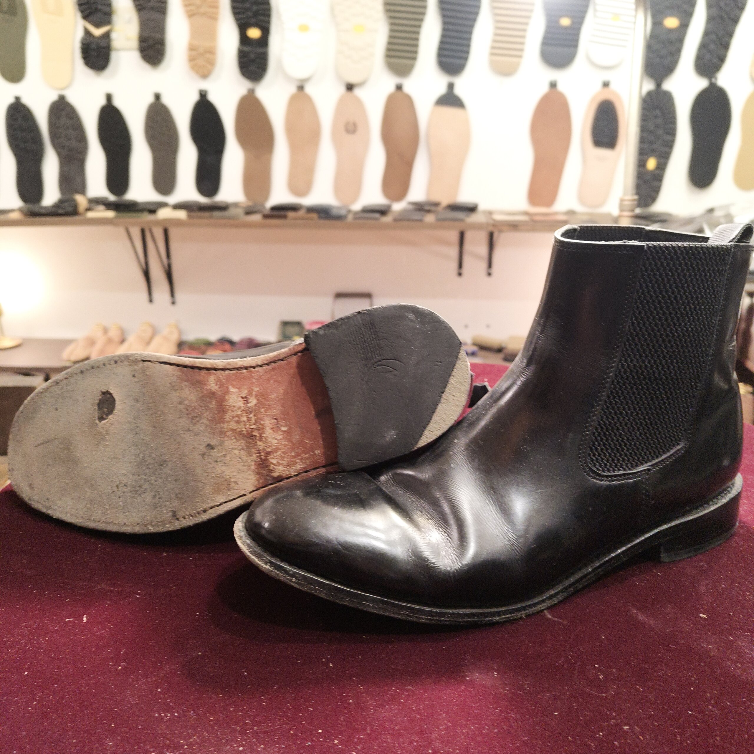 サミュエルウィンザー チェルシーブーツ オールソール修理前 ソール中央の摩耗と穴あきの状態