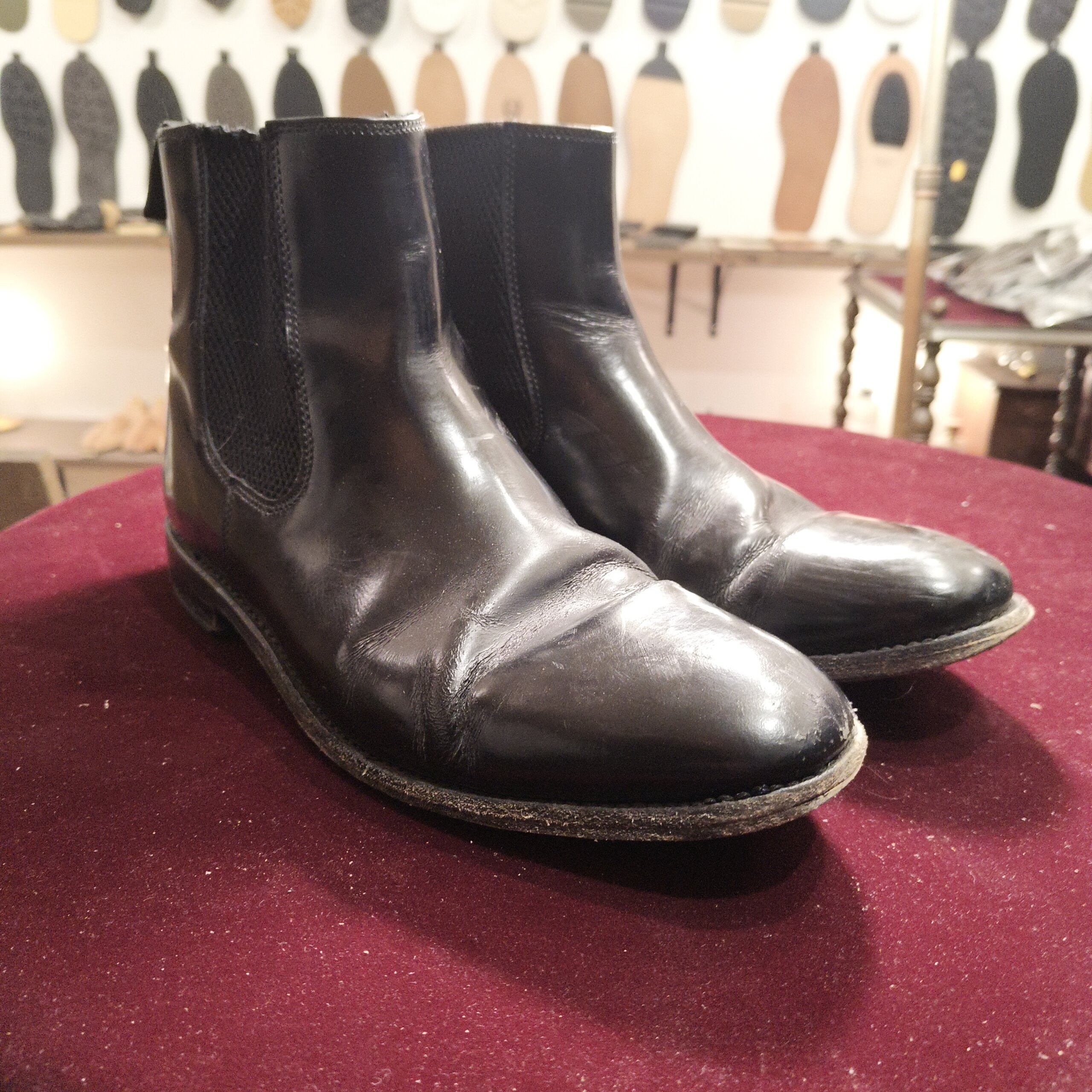 サミュエルウィンザー チェルシーブーツ オールソール修理前 アッパーの履きジワと経年変化の状態