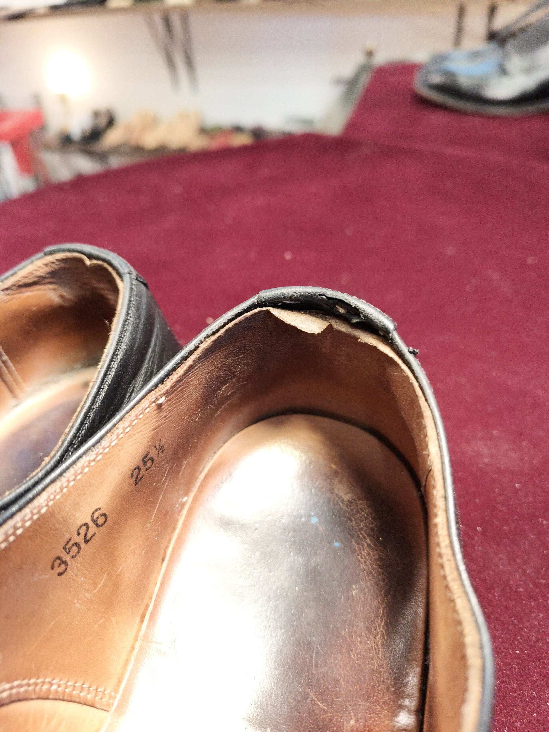 SCOTCH GRAIN（スコッチグレイン）履き口の破れ・剥がれ（ビフォー）｜横浜 靴修理・郵送 靴修理