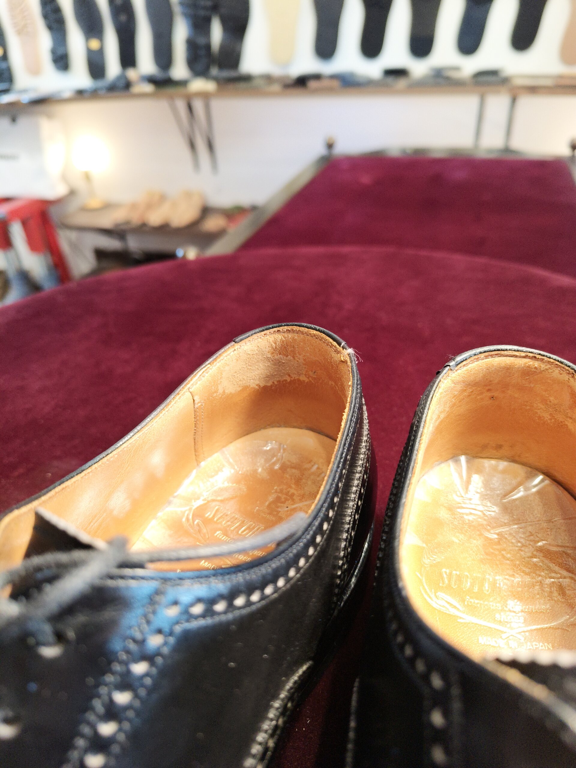 スコッチグレイン 靴修理 郵送｜カウンターライニングの摩耗・傷み 修理前（左右の内側）