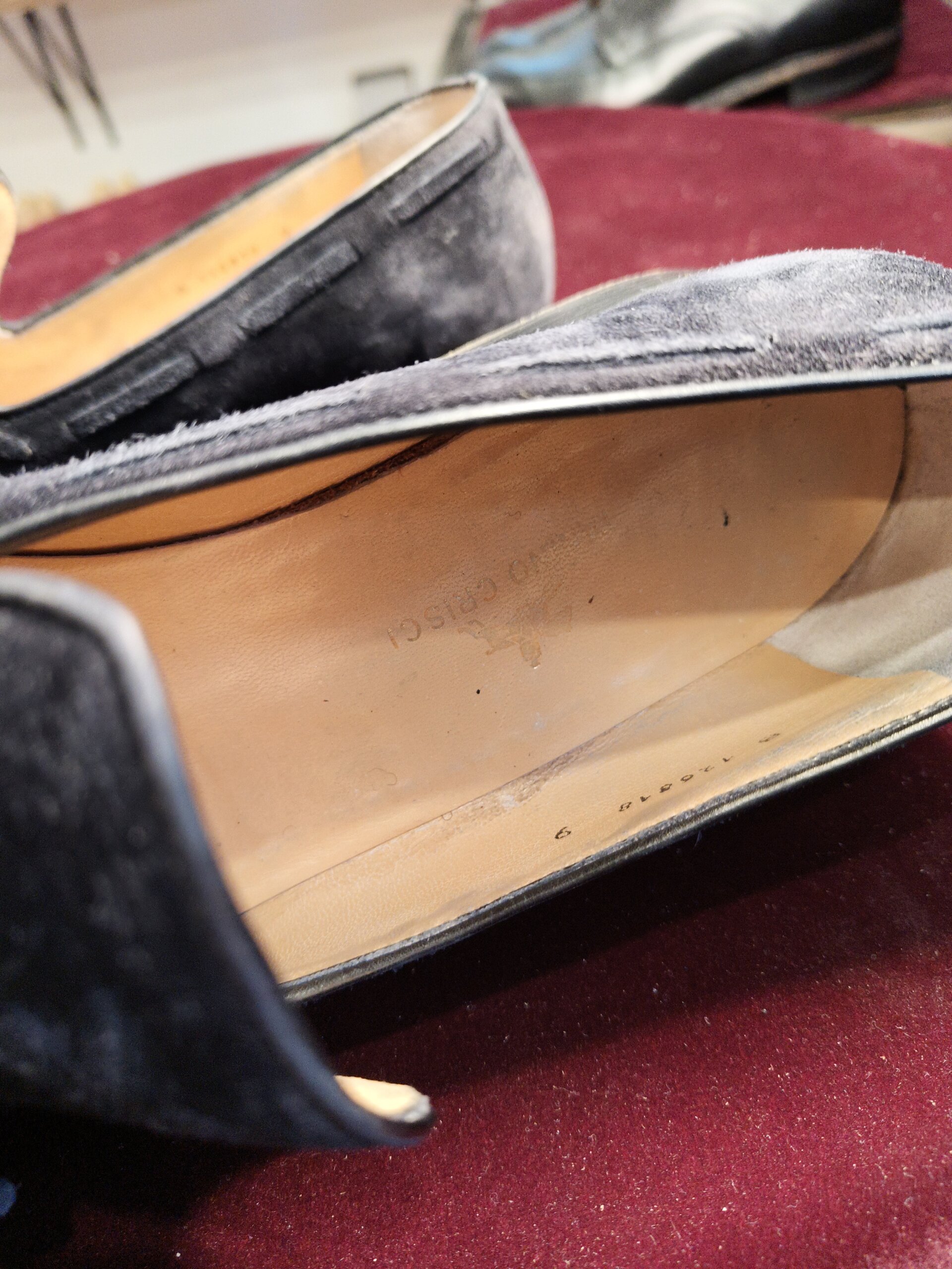 タニノクリスチーの革靴の内側ライニングと刻印周辺の修理後ディテール