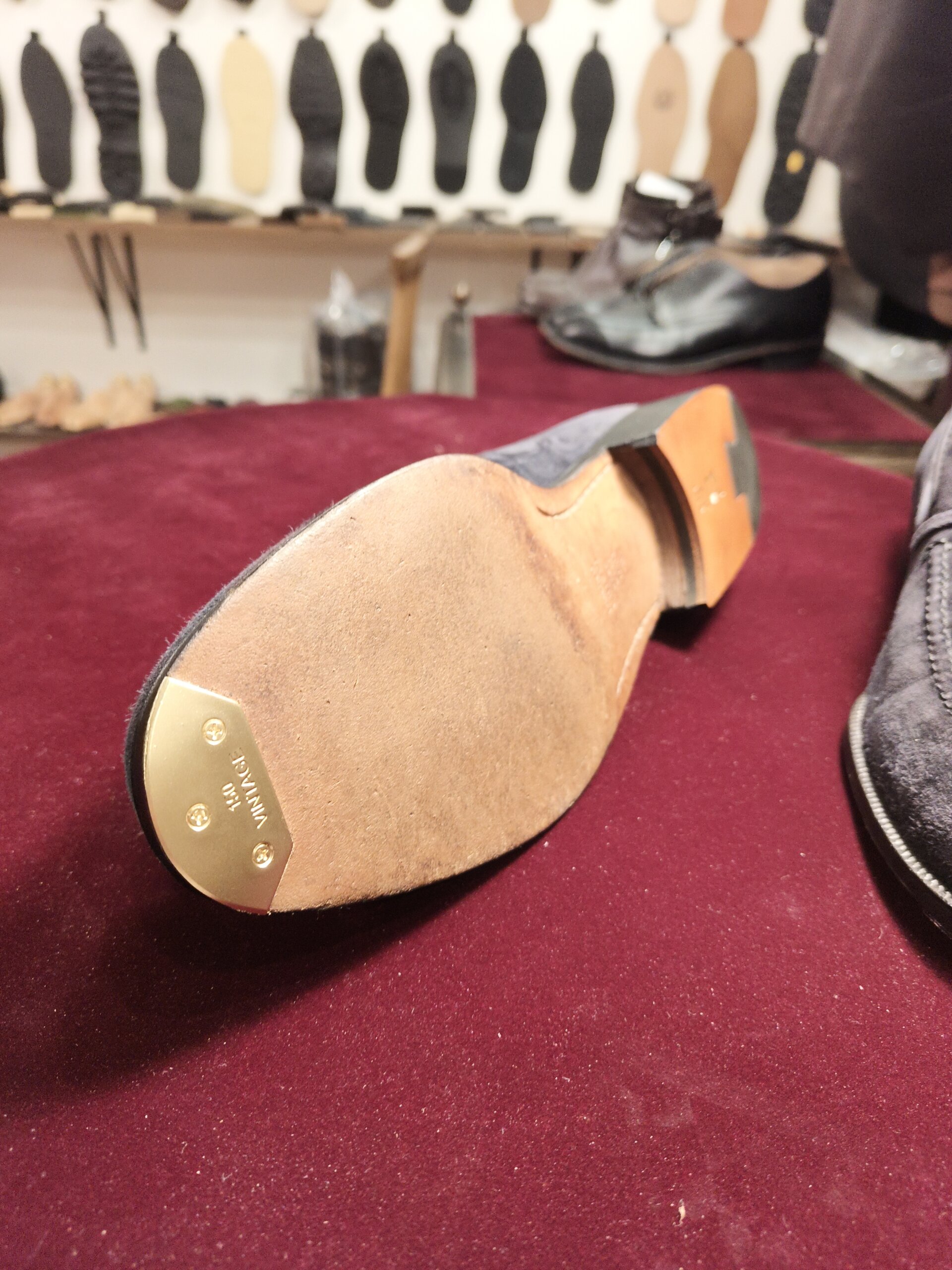 タニノクリスチーの革靴にトゥスティールを取り付けたレザーソールの修理後