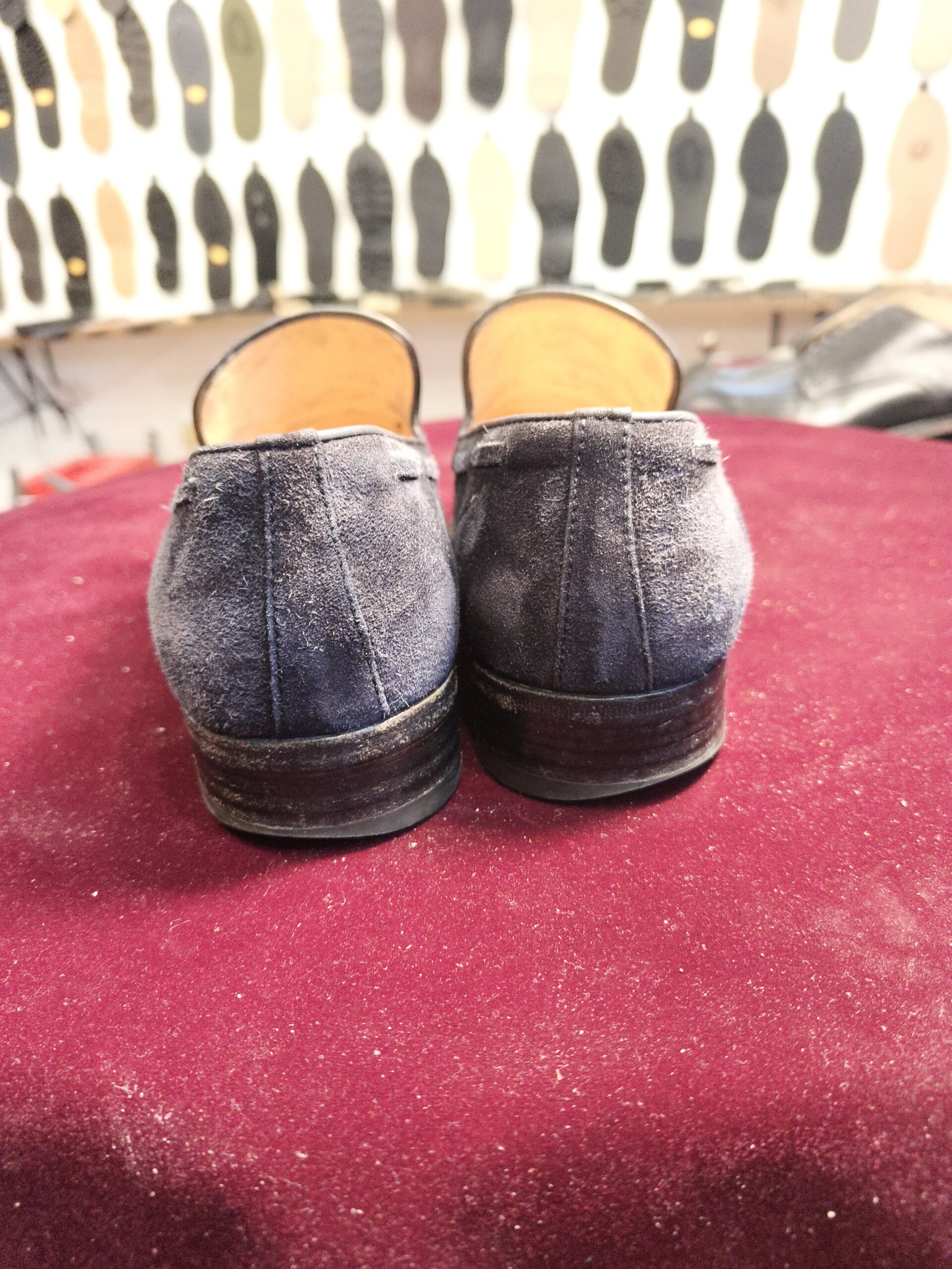 タニノクリスチーの革靴かかと部分の修理前状態。トップリフトが摩耗したヒールのビフォー写真