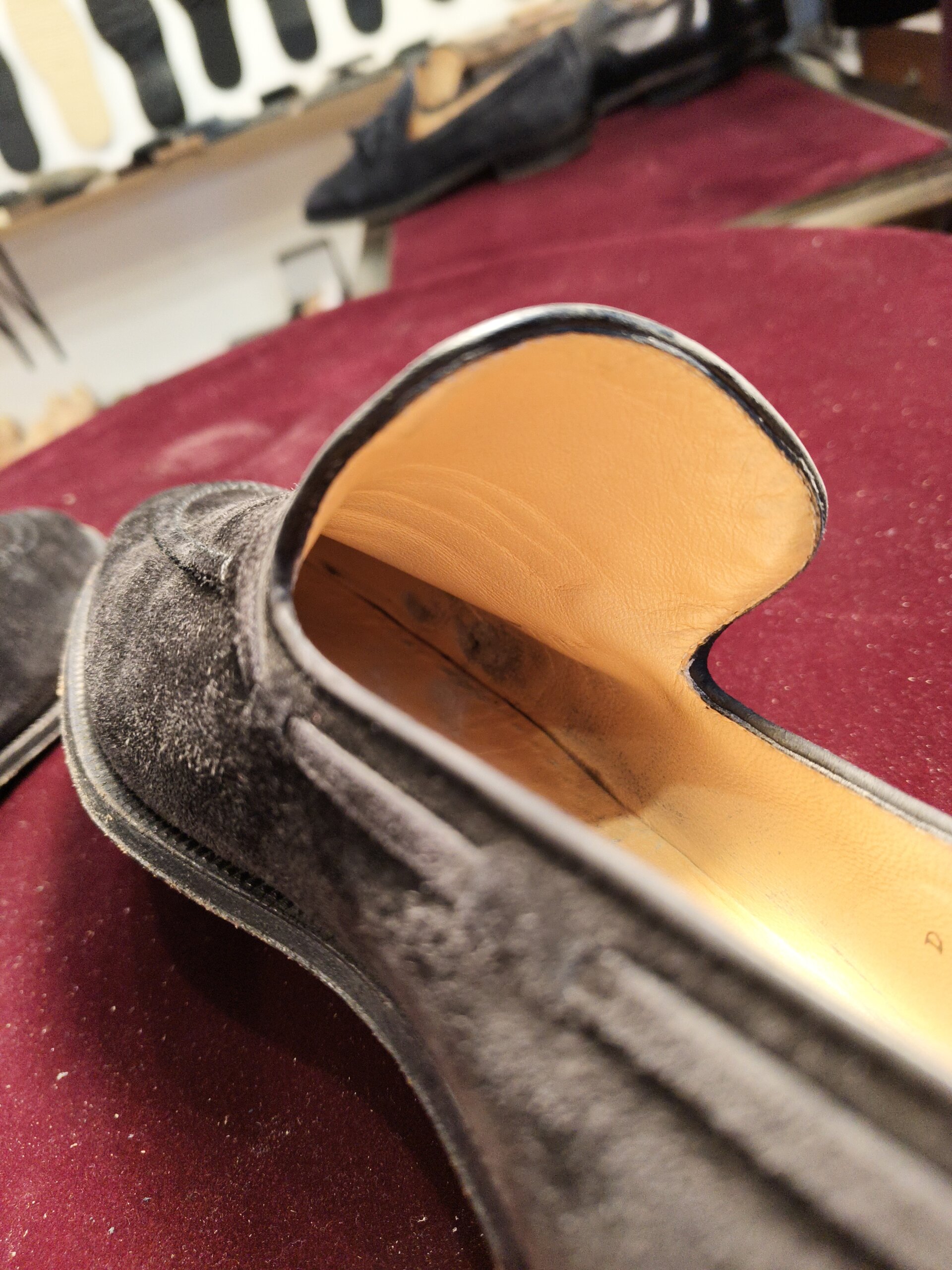 タニノクリスチーの革靴ライニング内側の修理前状態。かかと内側の擦れとダメージが確認できるビフォー写真