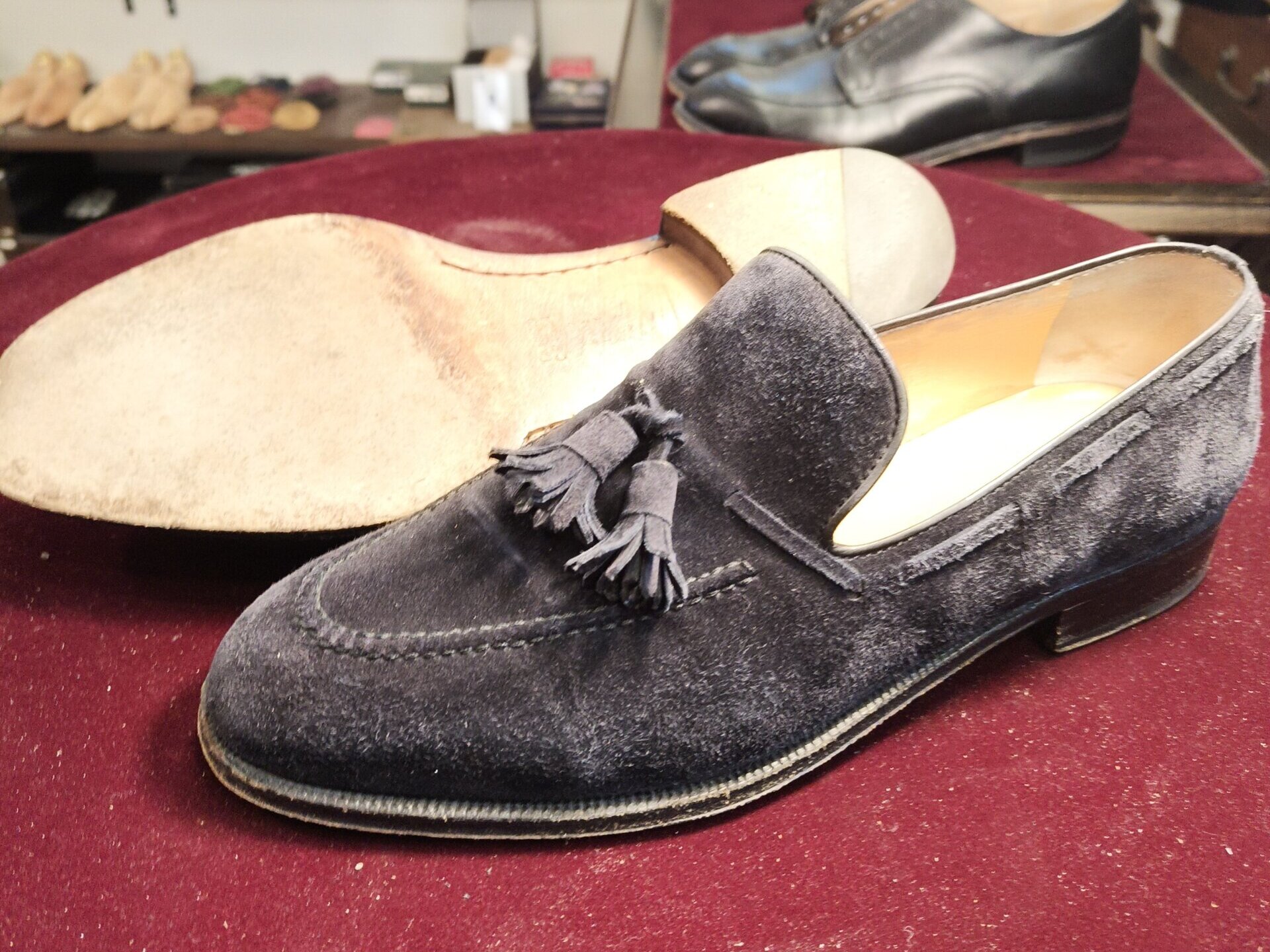 タニノクリスチーの革靴の修理前状態。トップリフト摩耗とつま先ダメージ、ライニングの劣化が見られるビフォー写真