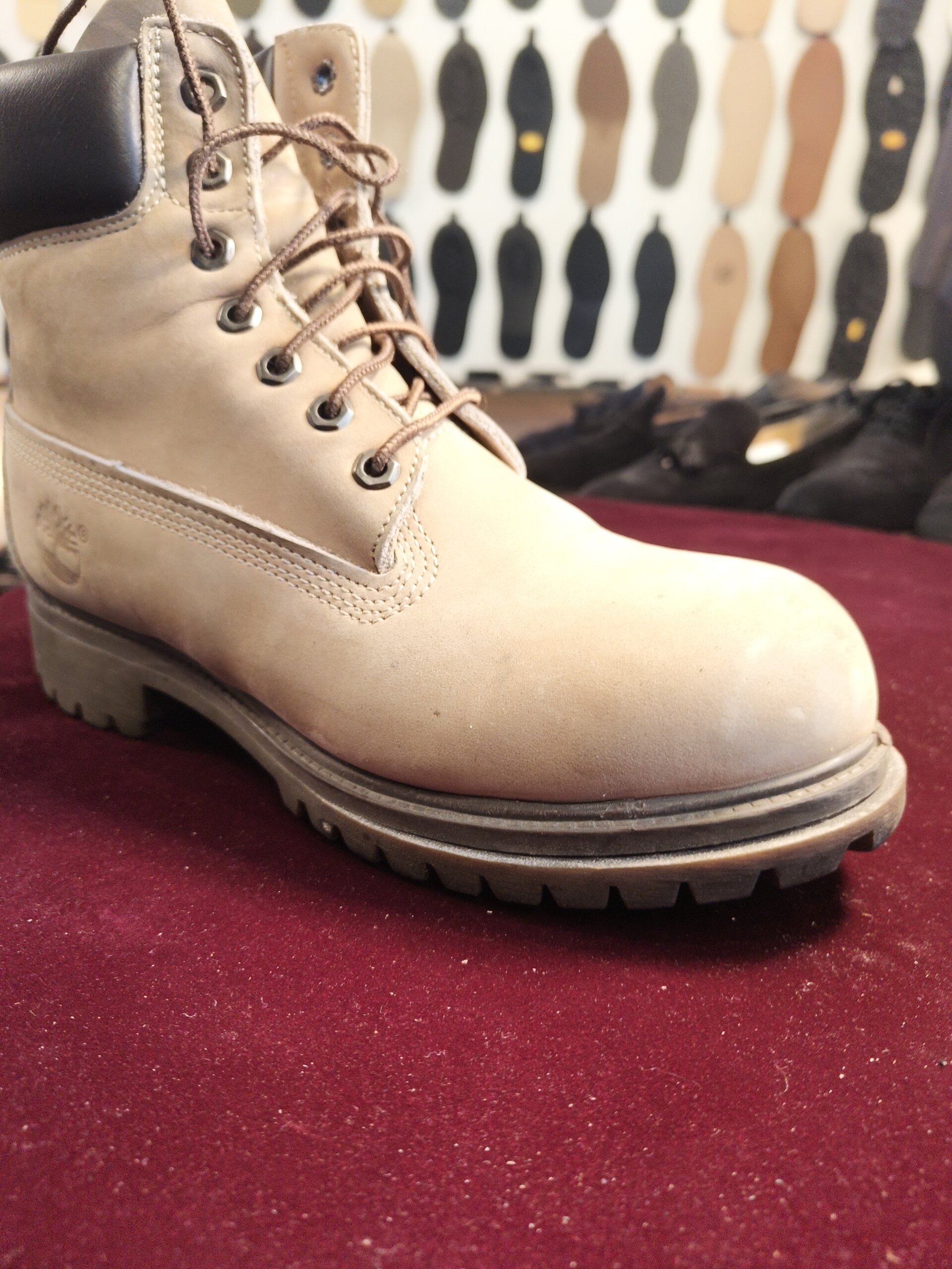 ティンバーランド 靴修理 郵送｜ヘリテージ 6インチ プレミアム ウォータープルーフ ブーツ（ライトベージュ）アッパー外観 修理前（ビフォー）