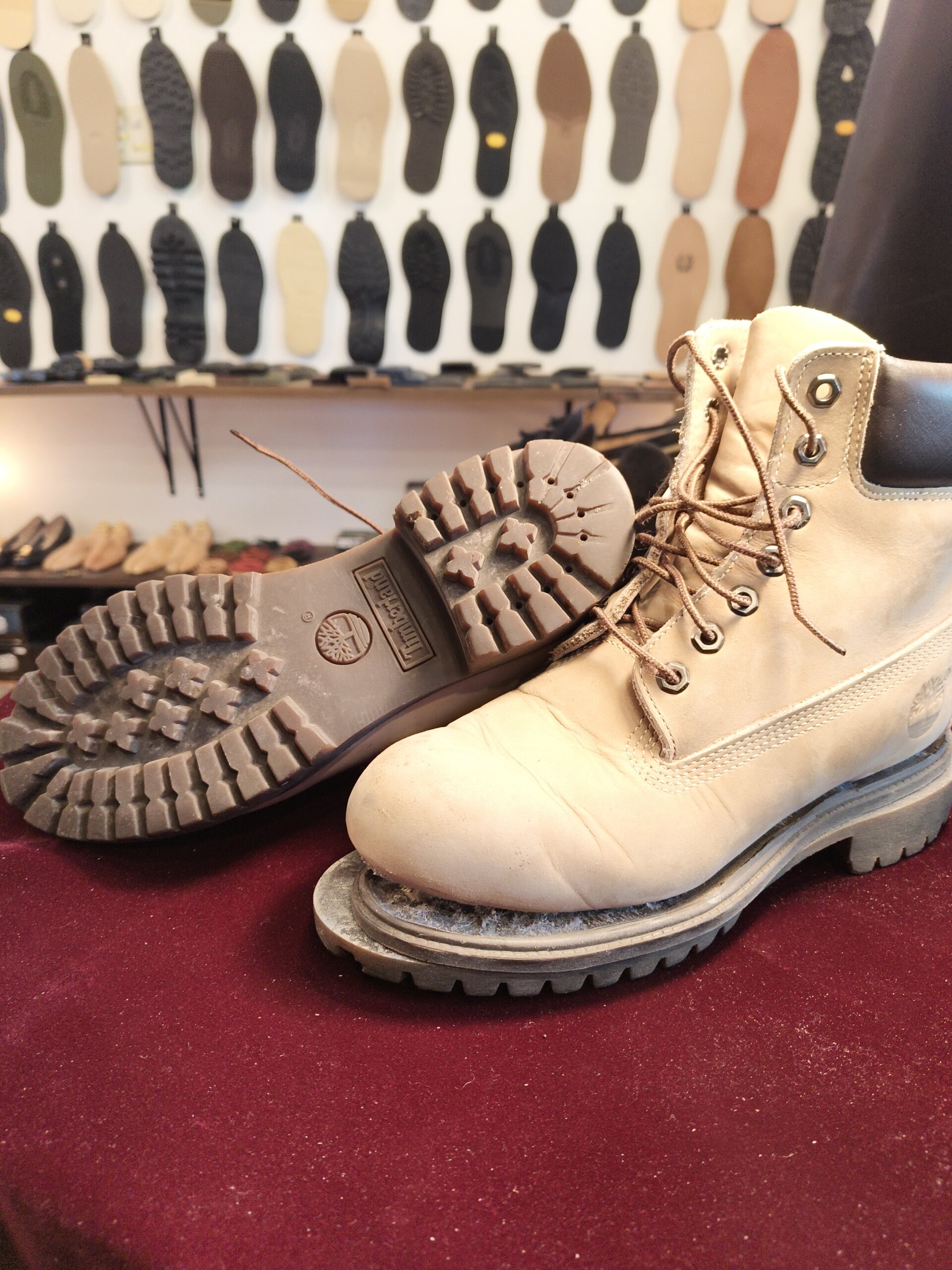 ティンバーランド 靴修理 横浜｜ヘリテージ 6インチ プレミアム ウォータープルーフ ブーツ（ライトベージュ）オールソール前の全体（ビフォー）