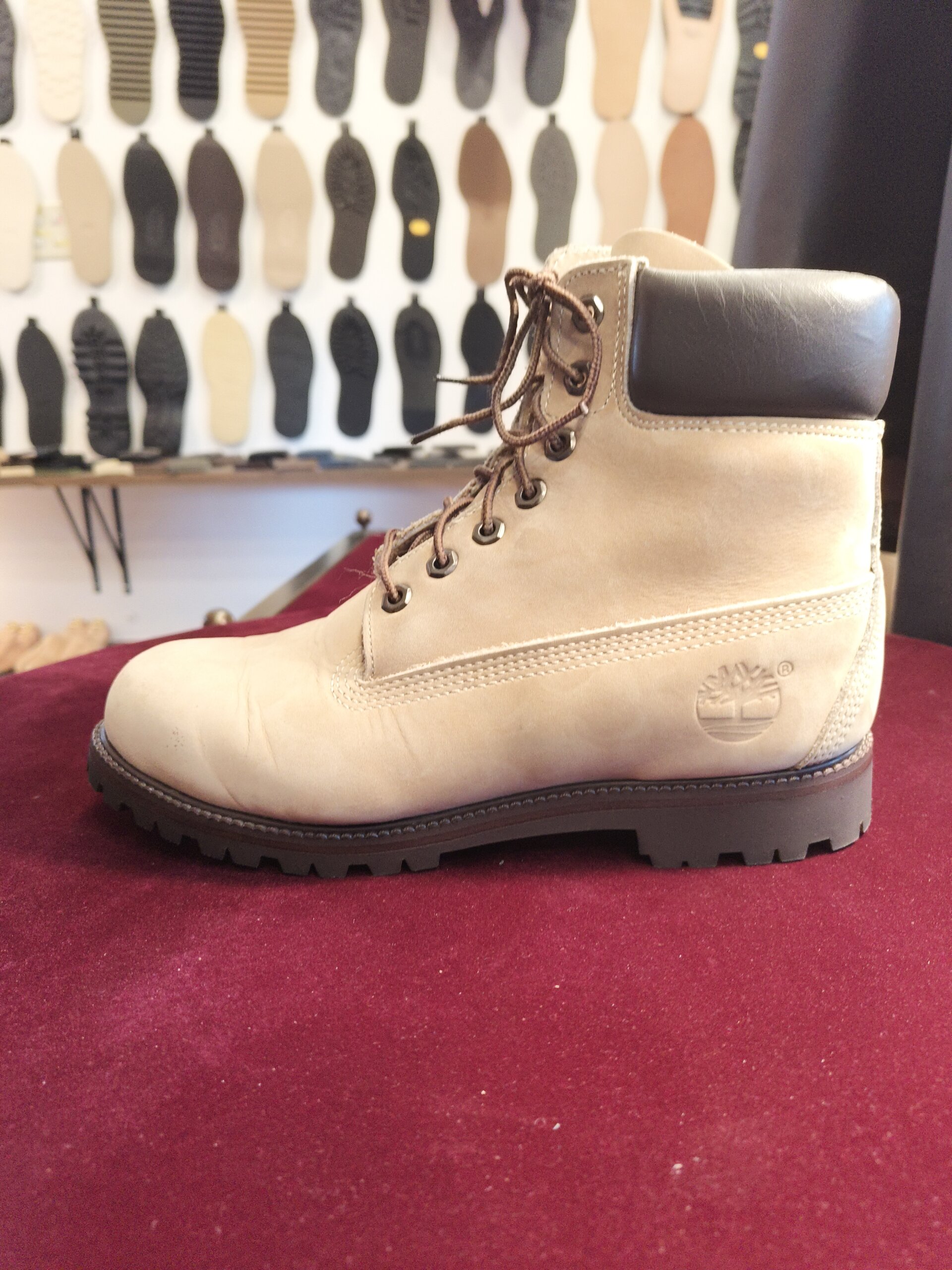 ティンバーランド 靴修理 横浜｜ヘリテージ 6インチ プレミアム ウォータープルーフ ブーツ（ライトベージュ）オールソール後（側面 アフター）