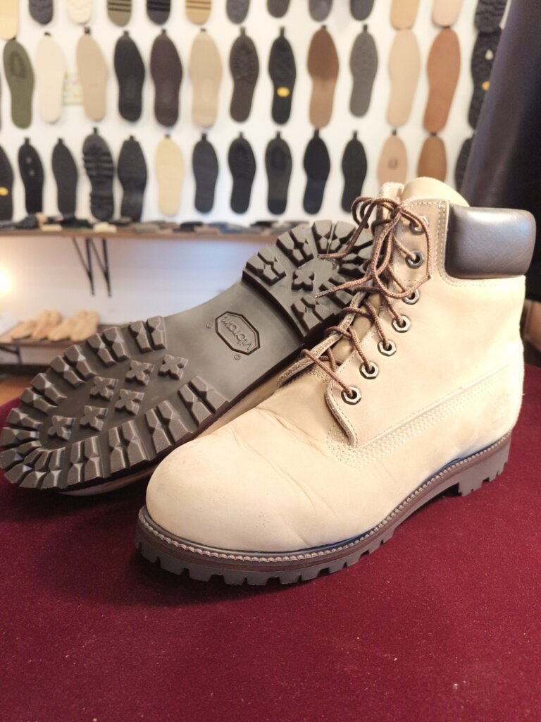 ティンバーランド 靴修理 横浜｜ヘリテージ 6インチ プレミアム ウォータープルーフ ブーツ（ライトベージュ）オールソール後（アフター）