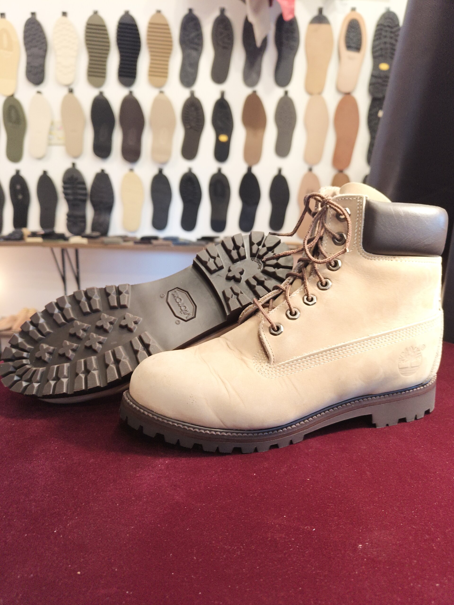 ティンバーランド 靴修理 全国対応｜ヘリテージ 6インチ プレミアム ウォータープルーフ ブーツ（ライトベージュ）オールソール修理後（全体写真 アフター）