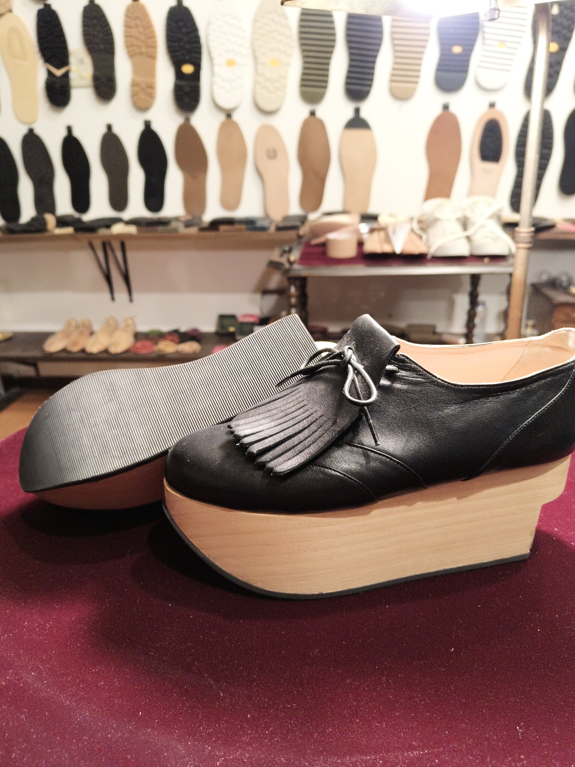 Vivienne Westwood ROCKING HORSE GOLF シューズのオールソール修理後 全体写真 横浜 靴修理 郵送 靴修理 全国対応