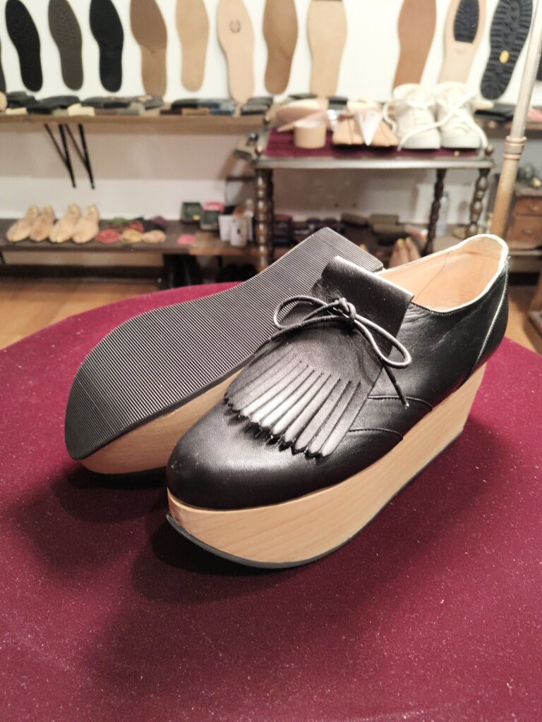 ヴィヴィアンウエストウッド ROCKING HORSE GOLF シューズ オールソール後の全体写真（横浜 靴修理 郵送 靴修理）