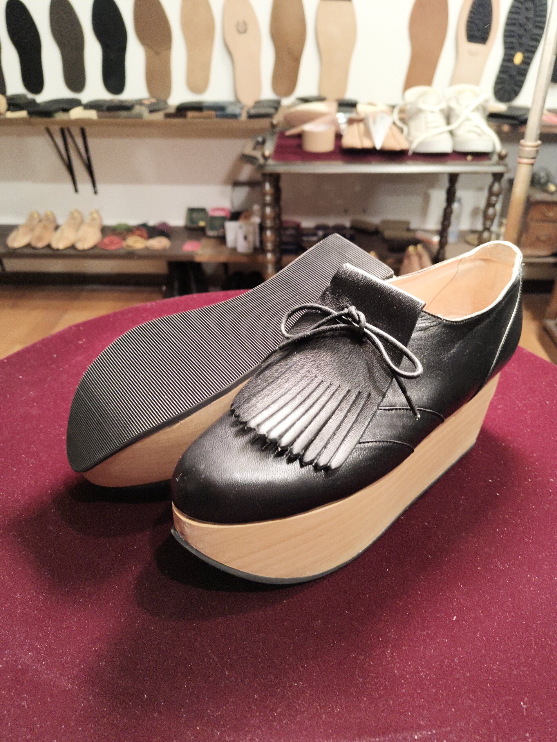 ヴィヴィアンウエストウッド ROCKING HORSE GOLF シューズ オールソール後の全体写真（横浜 靴修理 郵送 靴修理）