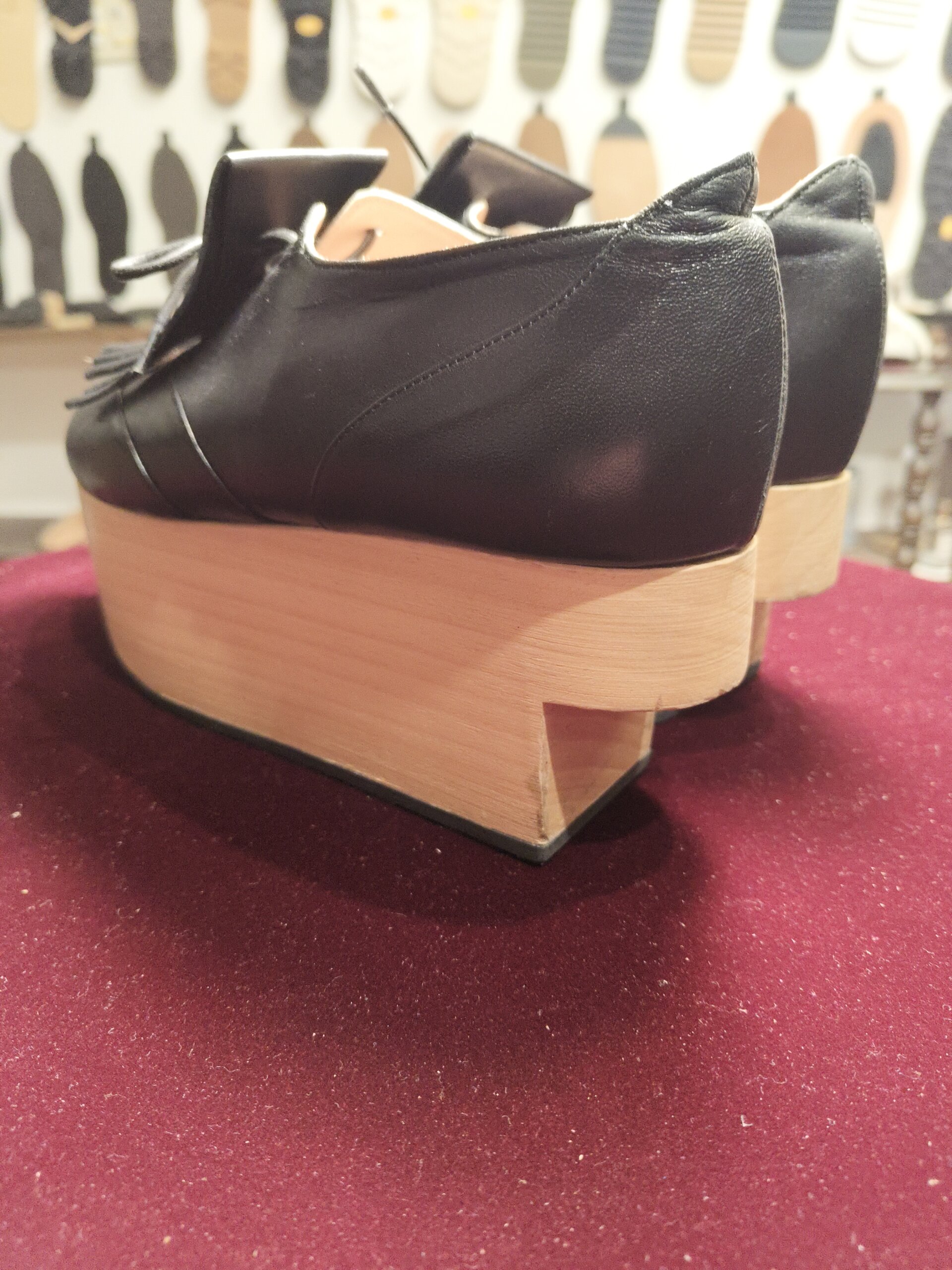 Vivienne Westwood ROCKING HORSE GOLF オールソール修理後 ヒール周りと木型部分の仕上がり 横浜 靴修理 全国対応