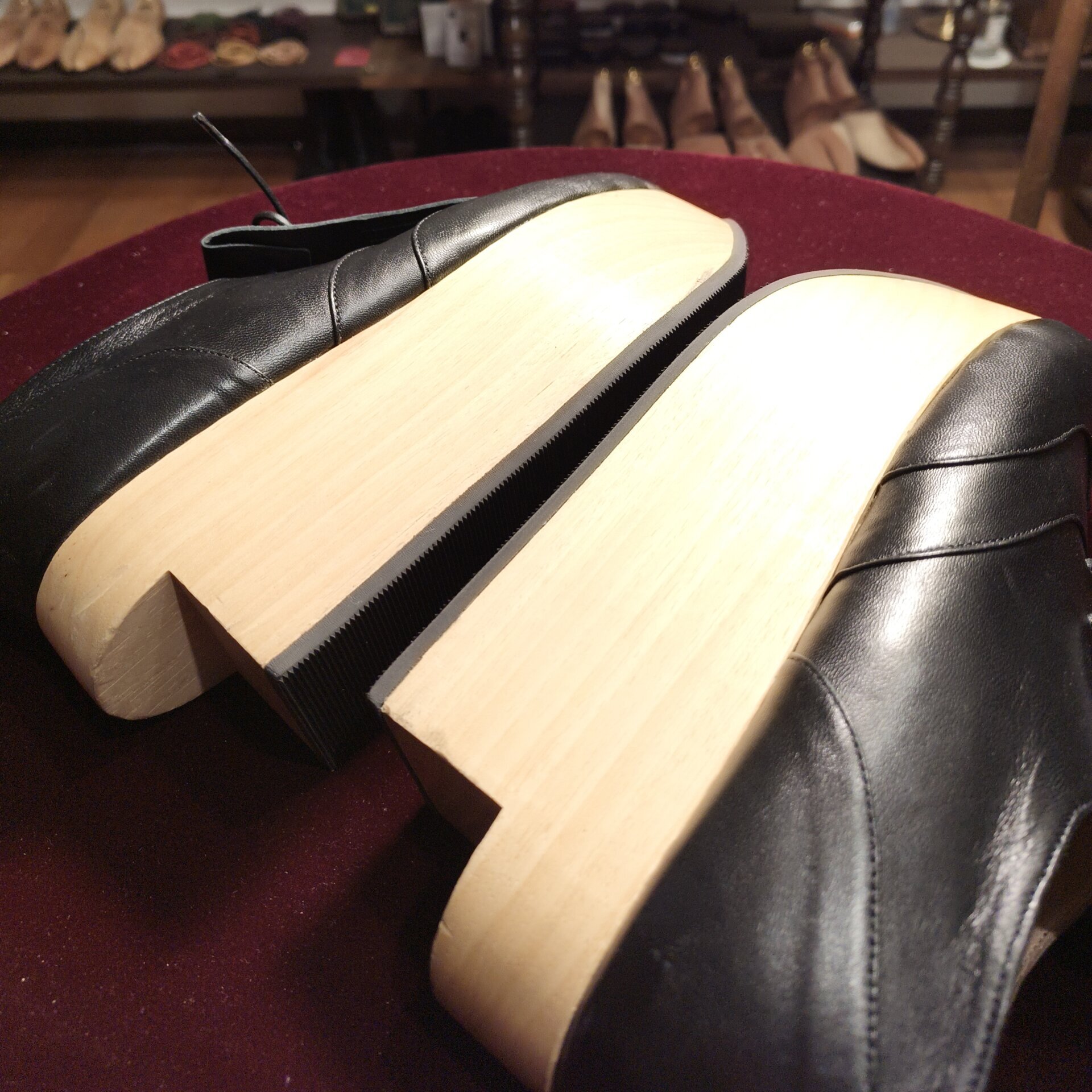 Vivienne Westwood ROCKING HORSE GOLF オールソール後 ソール底面と木型ソールの状態 横浜 靴修理 郵送 靴修理 全国対応