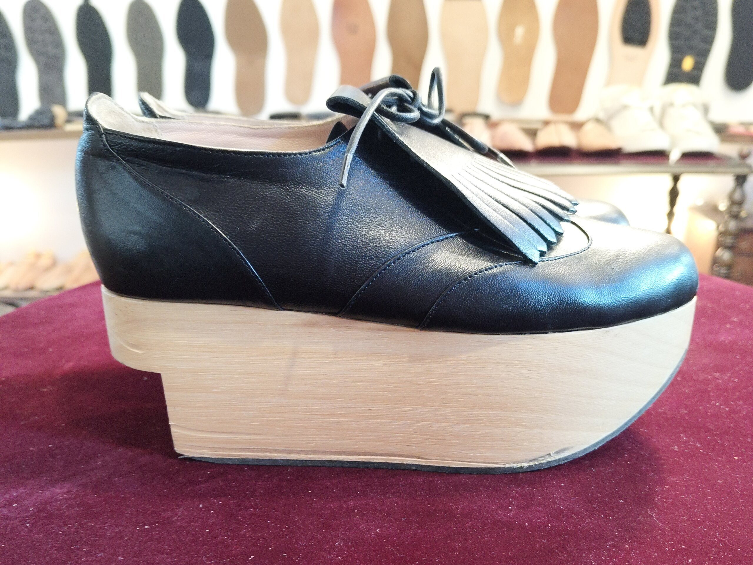 Vivienne Westwood ROCKING HORSE GOLF ビフォー 側面 オールソール前 横浜 靴修理 靴修理 郵送 全国対応