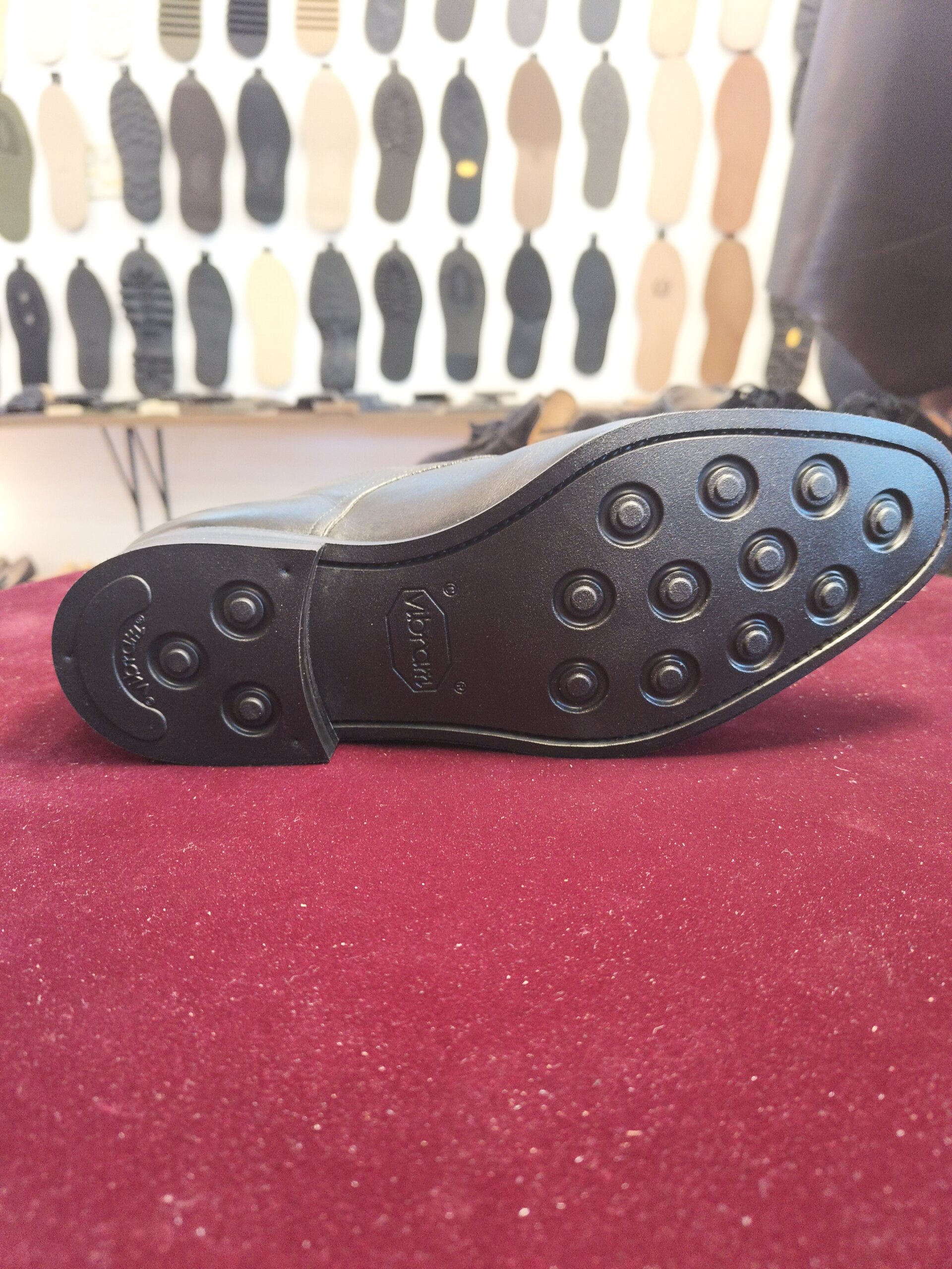 ヤンコのレザーシューズをオールソール修理した側面仕上がり、横浜の職人による靴修理