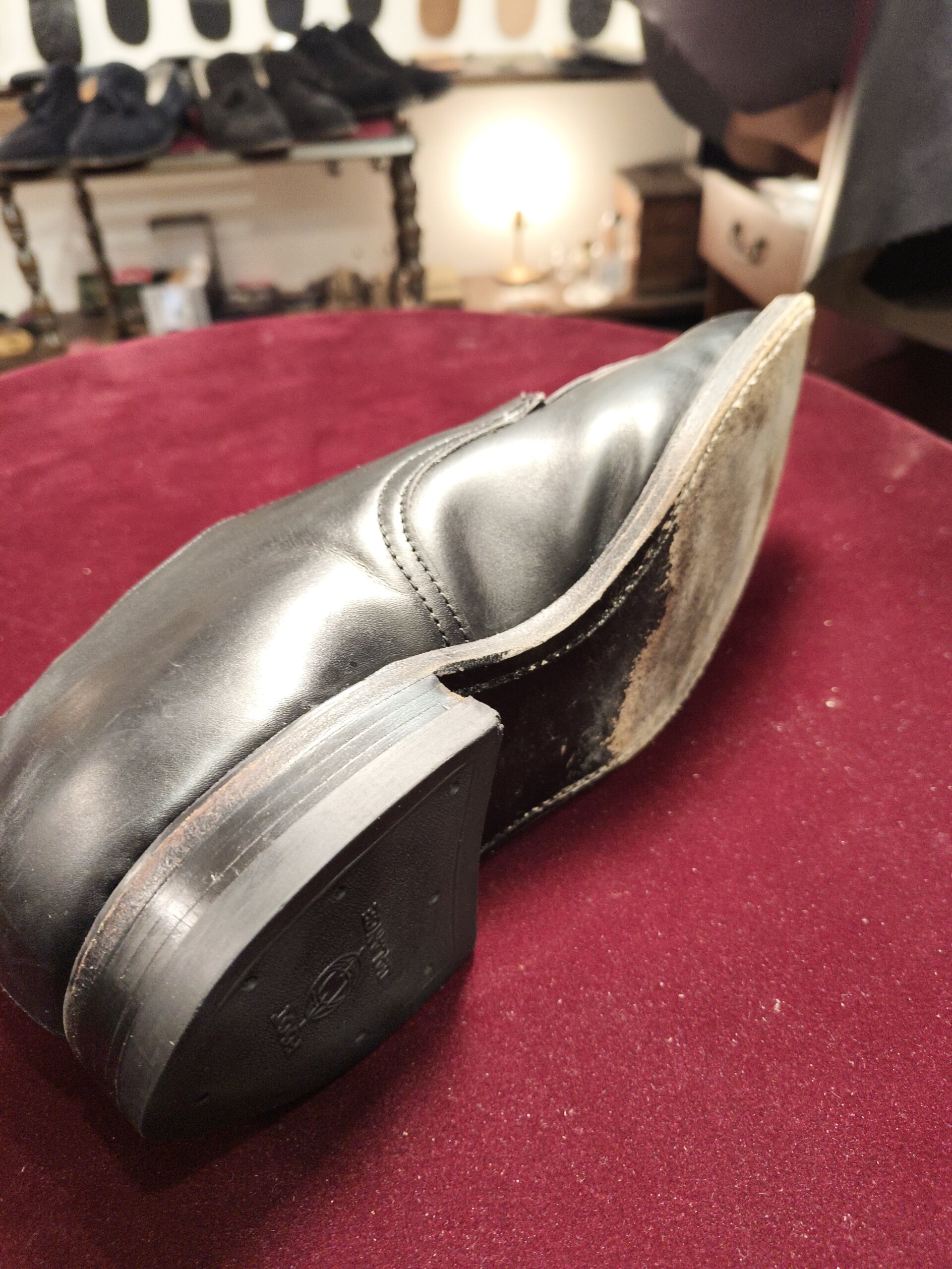 オールデン 靴修理 横浜｜シワ軽減加工前の踵まわりとソールの状態（ビフォー）