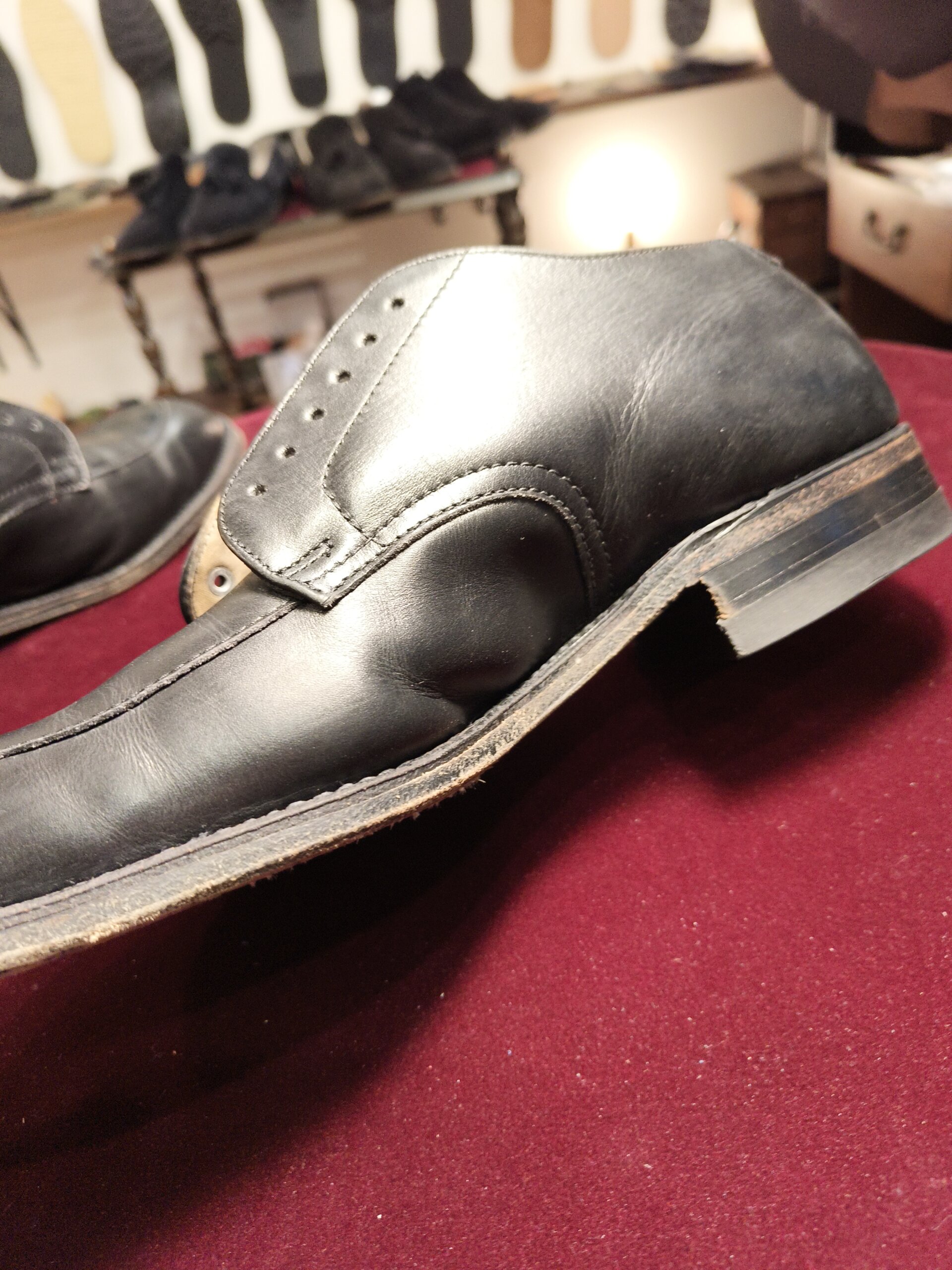 オールデン 靴修理 郵送｜シワ軽減加工前の側面シルエットとアッパーの履きジワ（ビフォー）