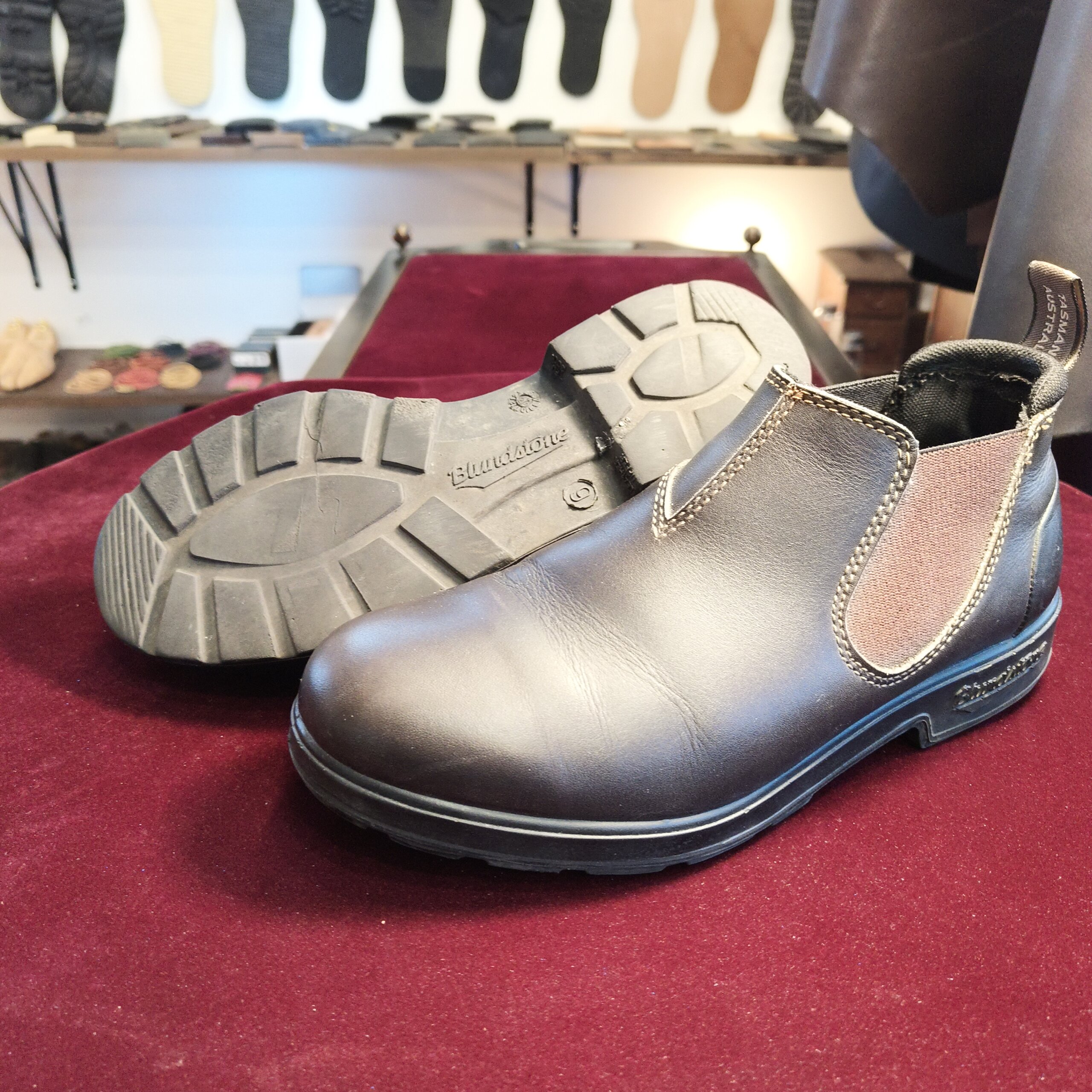 ブランドストーン（Blundstone）アウトソール裏面の修理前　摩耗したソールの状態　横浜 靴修理 郵送