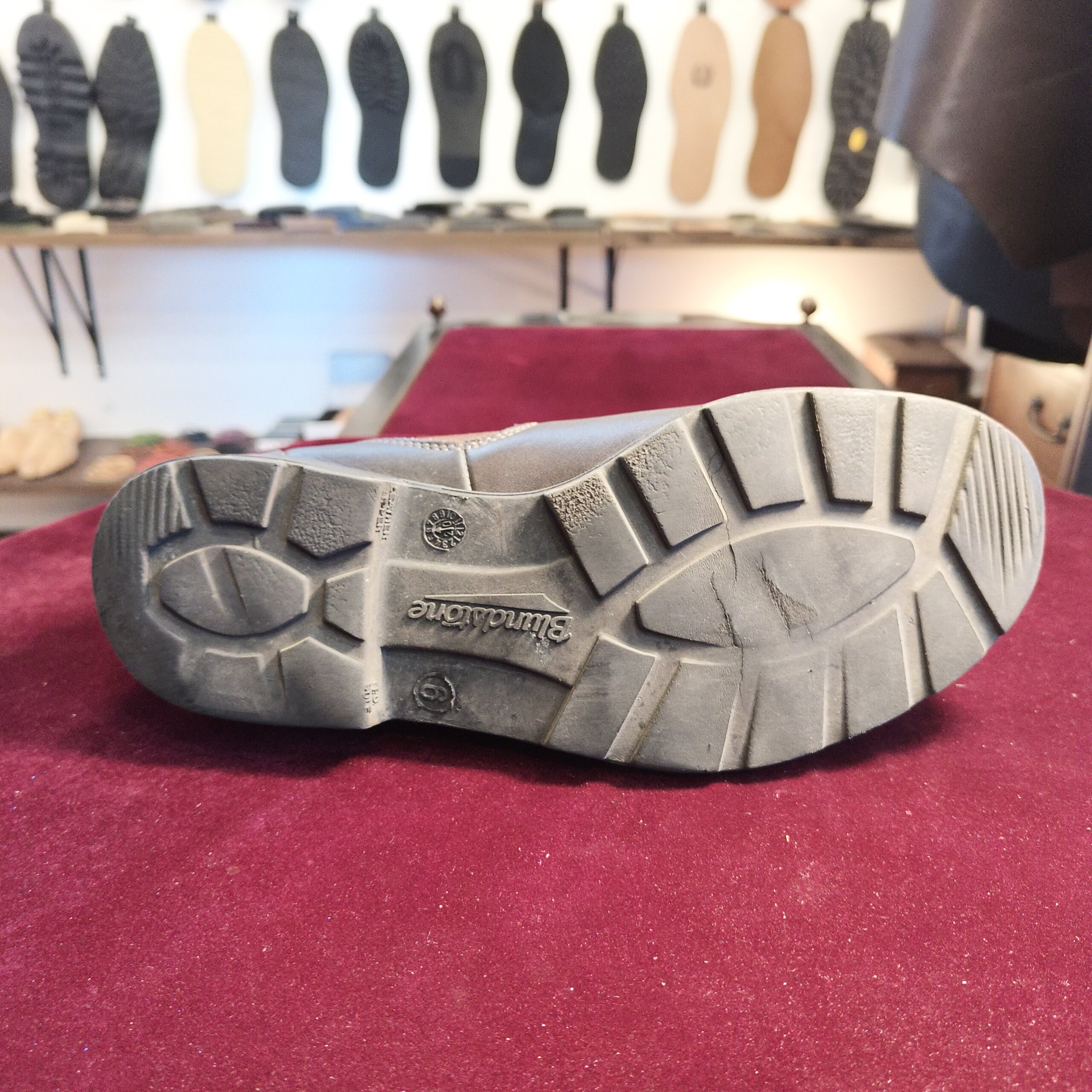 ブランドストーン（Blundstone）アウトソール裏面の修理前　摩耗したソールの状態　横浜 靴修理 郵送