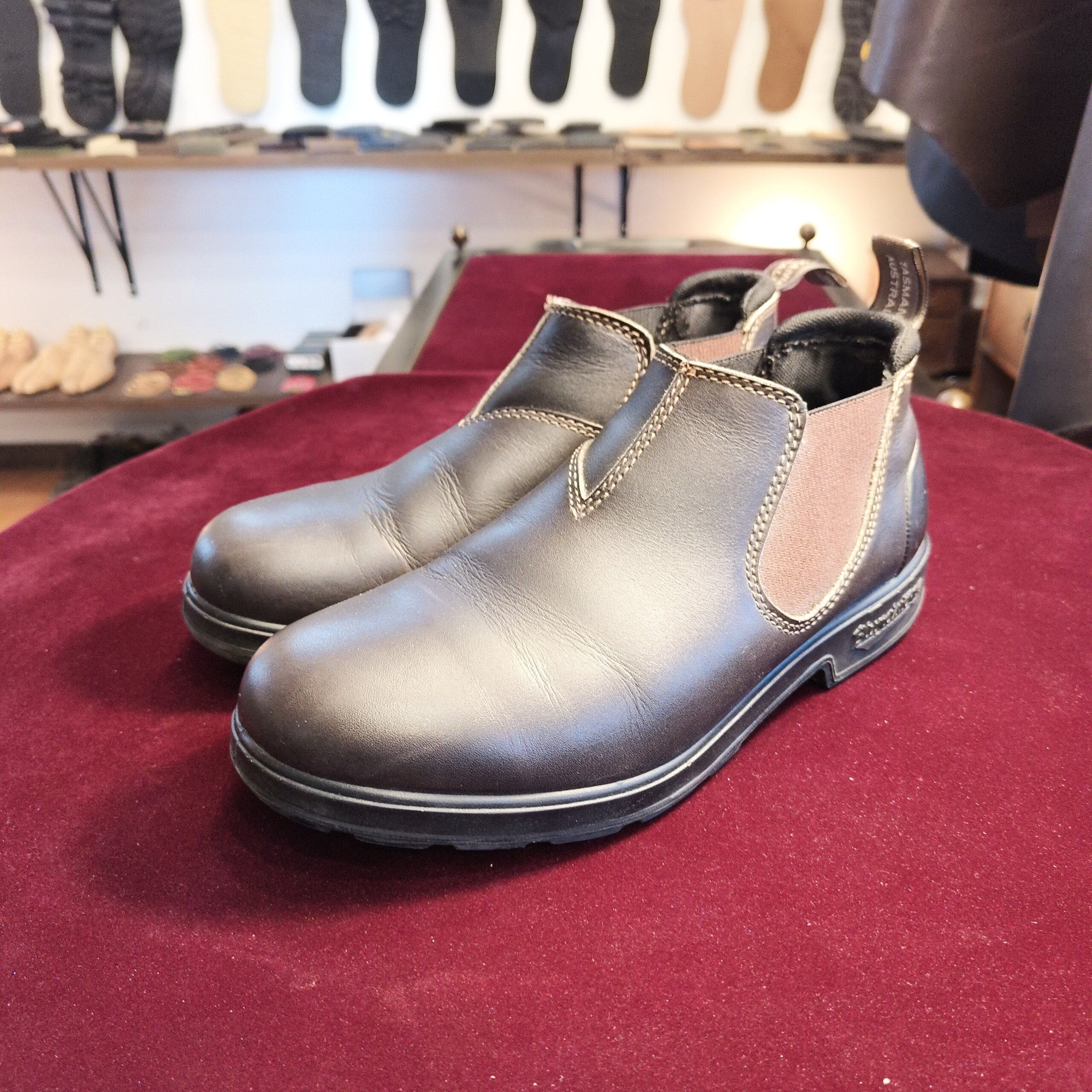 ブランドストーン（Blundstone）サイドゴアブーツの修理前　オールソール交換前の全体写真　横浜 靴修理 郵送