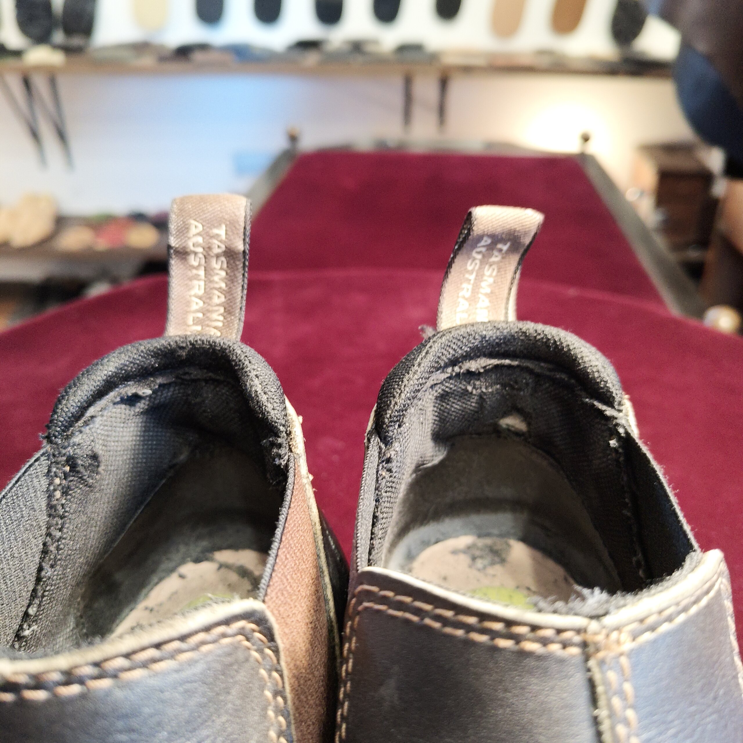 ブランドストーン（Blundstone）かかと内側（カウンター）ライニング破れの修理前　横浜 靴修理 郵送