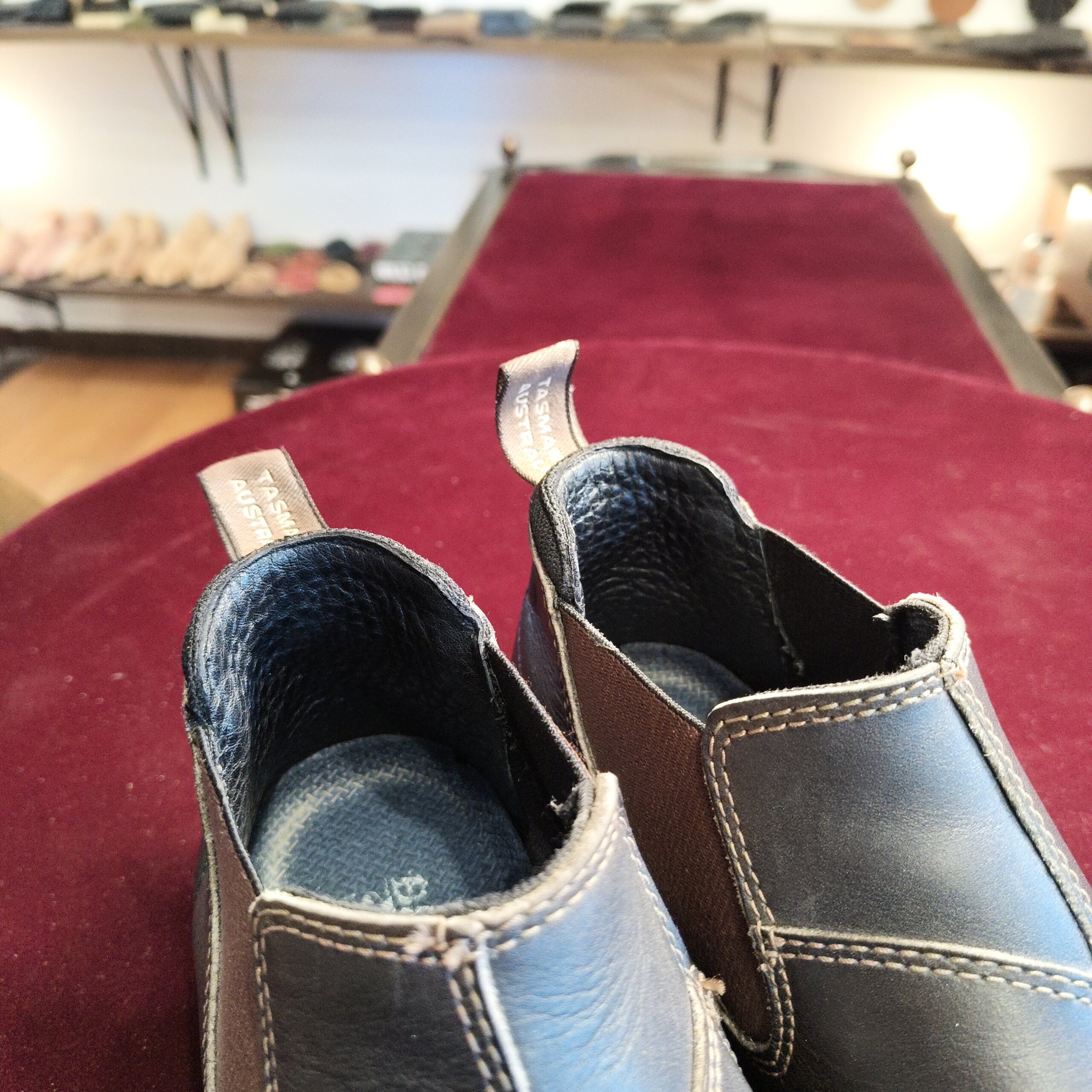 代替えテキスト：ブランドストーン（BLUNDSTONE）カウンターライニング修理後（履き口内側の補修仕上げ）