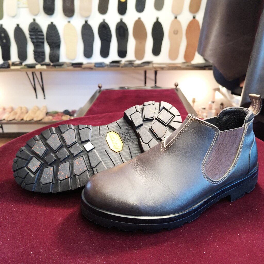 ブランドストーン（BLUNDSTONE）オールソール後の完成写真（Vibramソール装着）