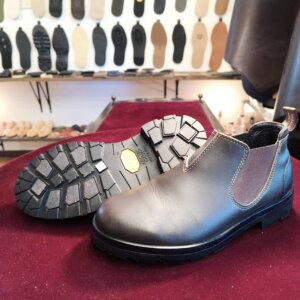 ブランドストーン（BLUNDSTONE）オールソール後の完成写真（Vibramソール装着）