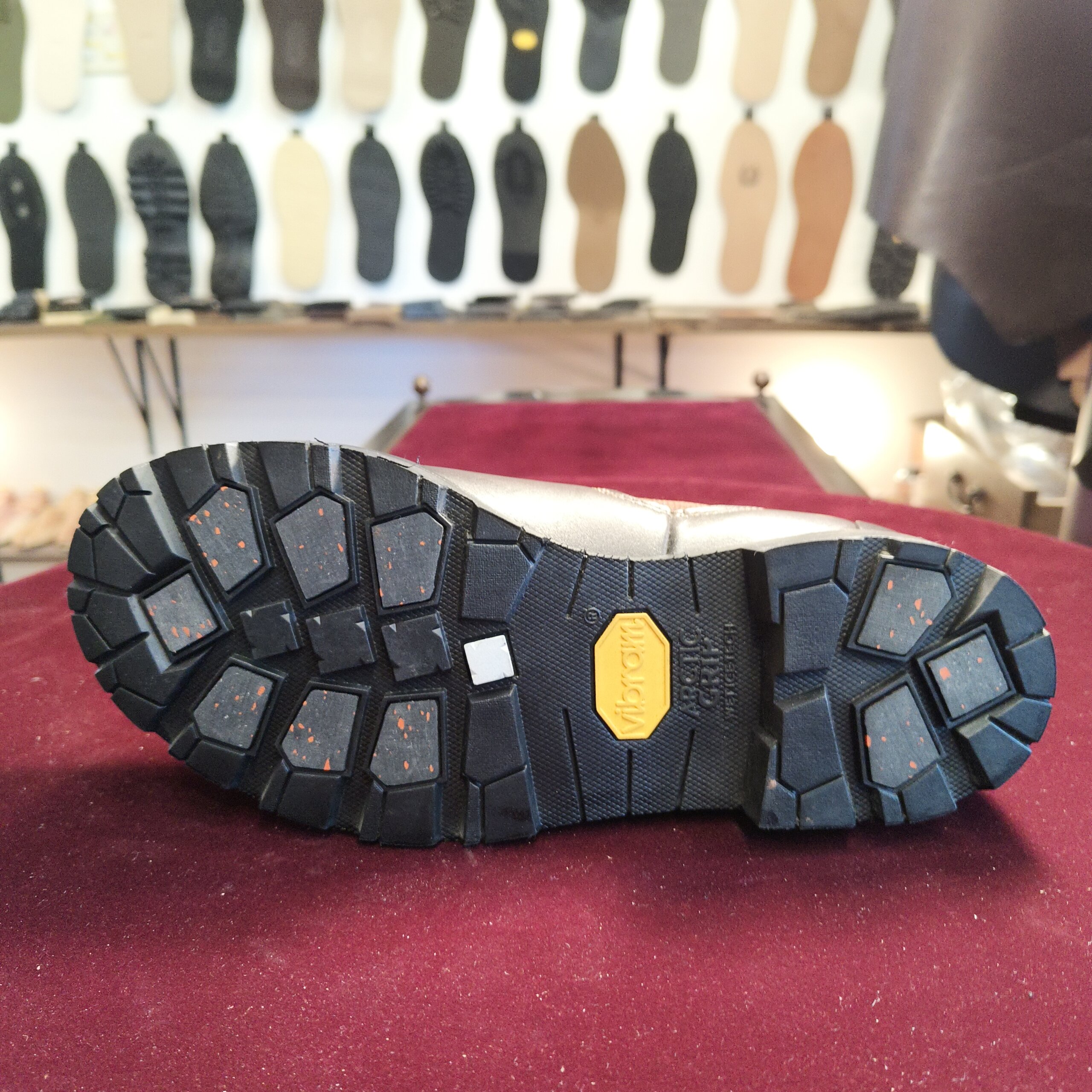 代替えテキスト：ブランドストーン（BLUNDSTONE）オールソール後の靴底（Vibramソール装着）