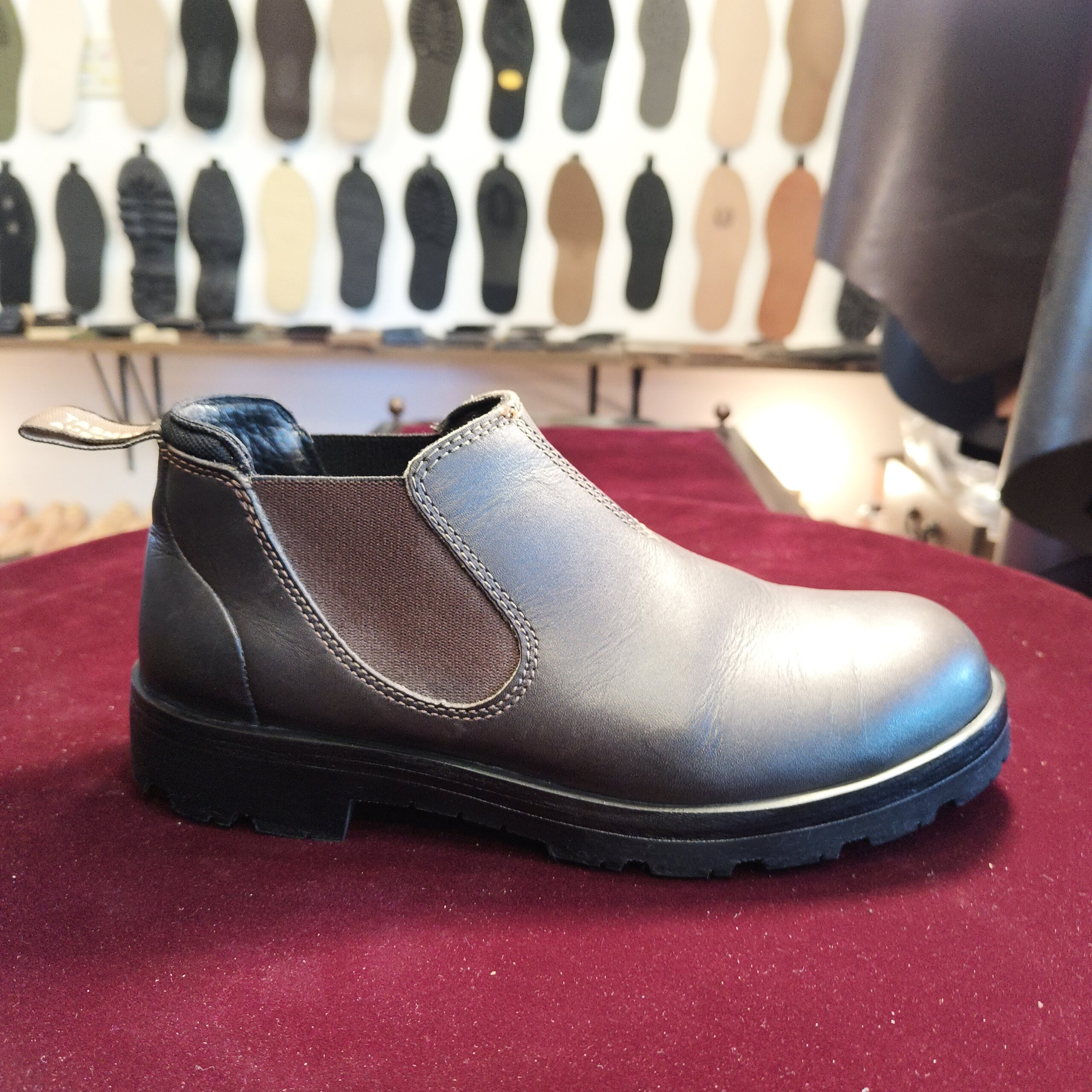 代替えテキスト：ブランドストーン（BLUNDSTONE）オールソール後の側面全体（サイドゴア含む）