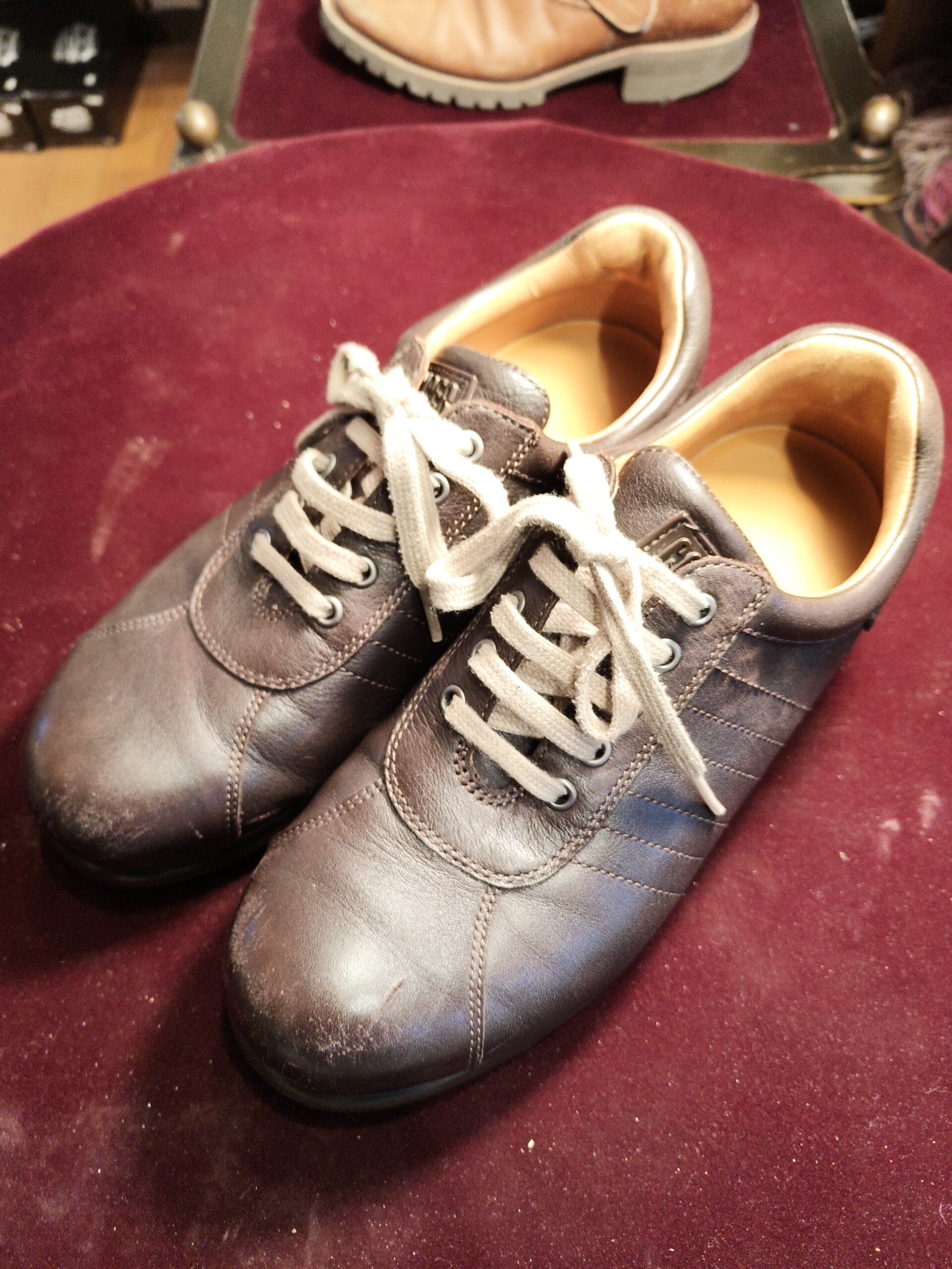 カンペールの中敷き交換修理後のこげ茶色レザースニーカーを斜め上から撮影した写真