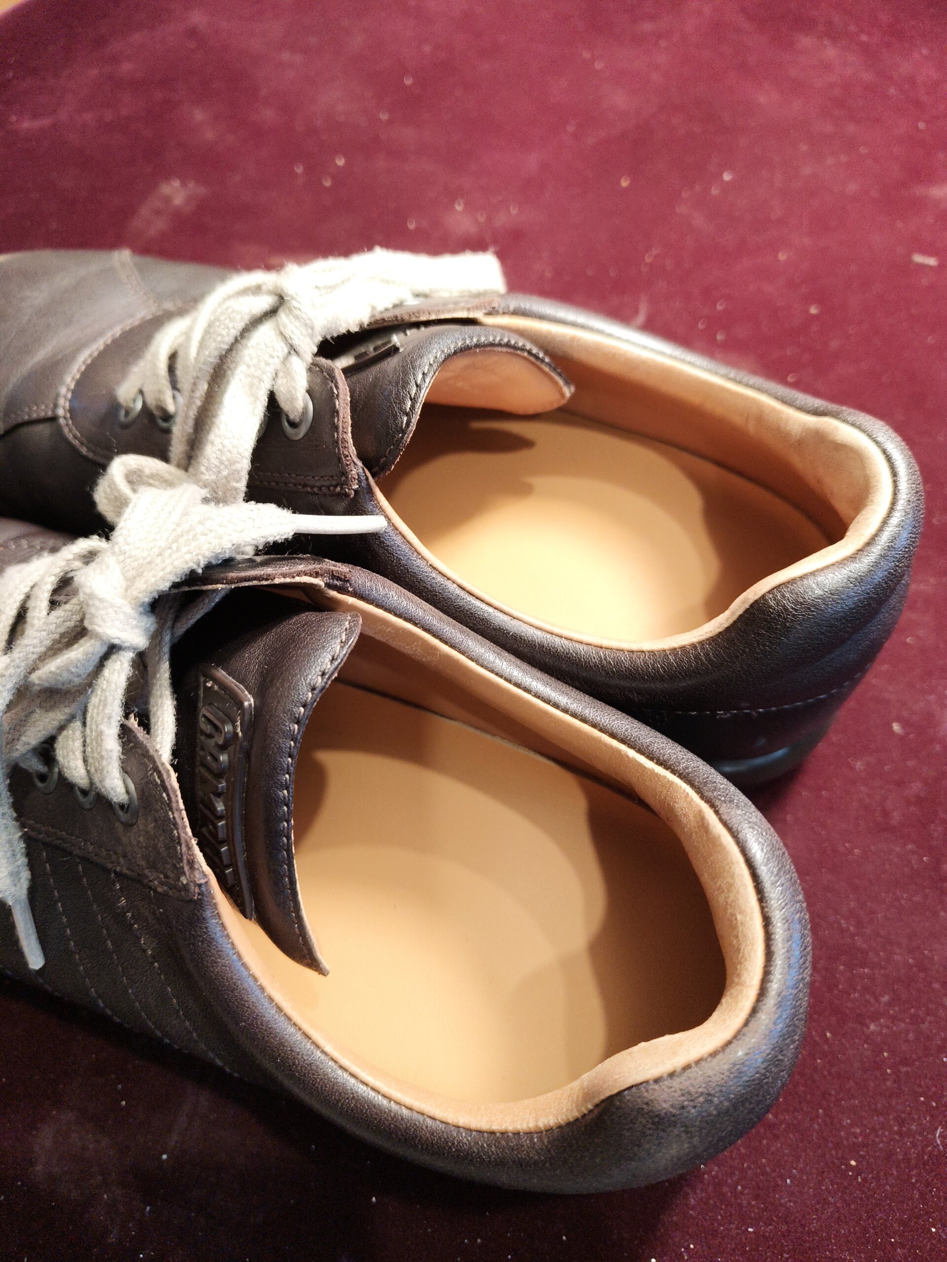 カンペールの中敷き交換修理後のこげ茶色レザースニーカー内部を上から撮影した写真