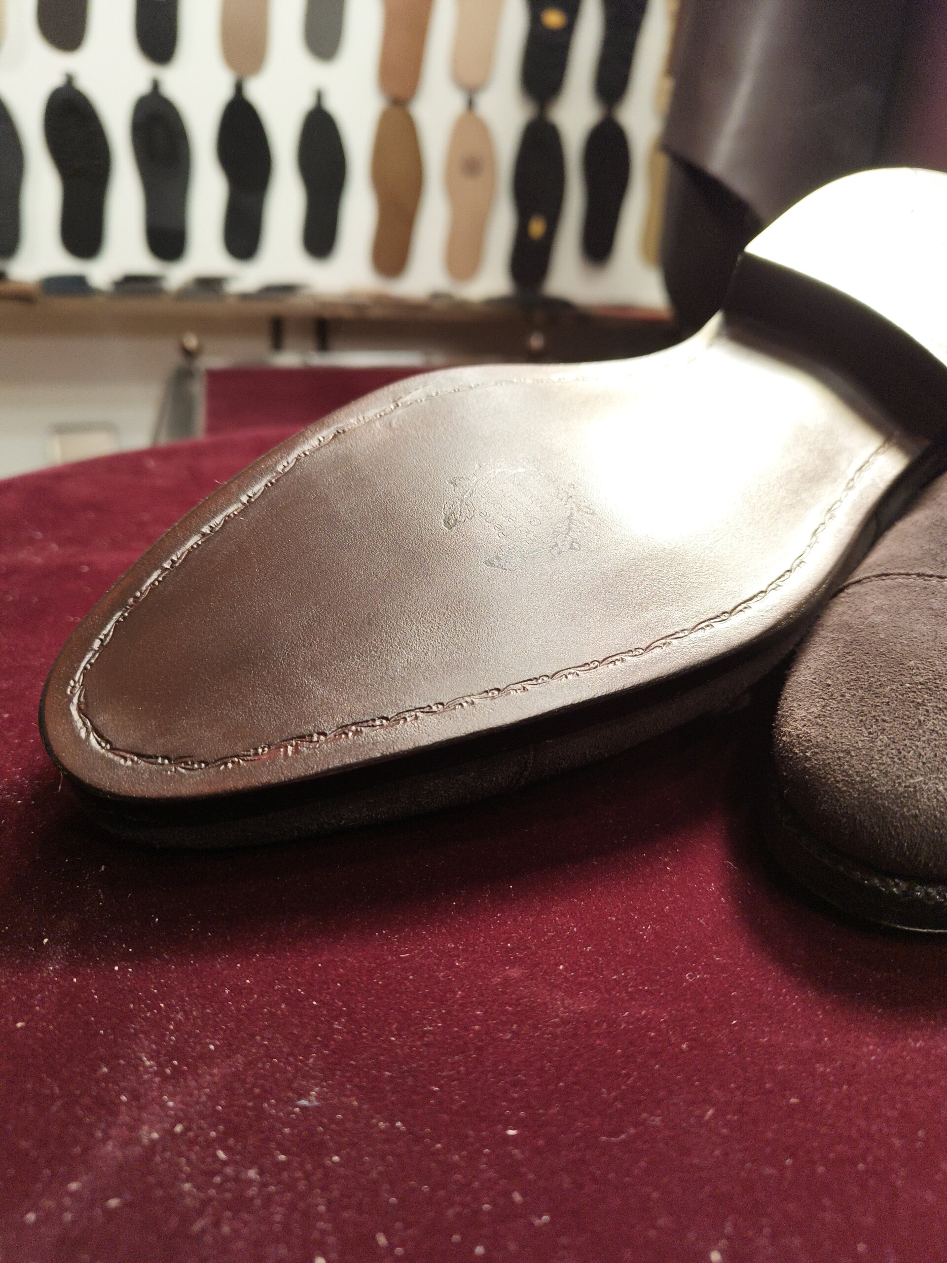 代替えテキスト：カルミナ ダブルモンクのオールソール修理後 全体写真 横浜 靴修理 郵送対応