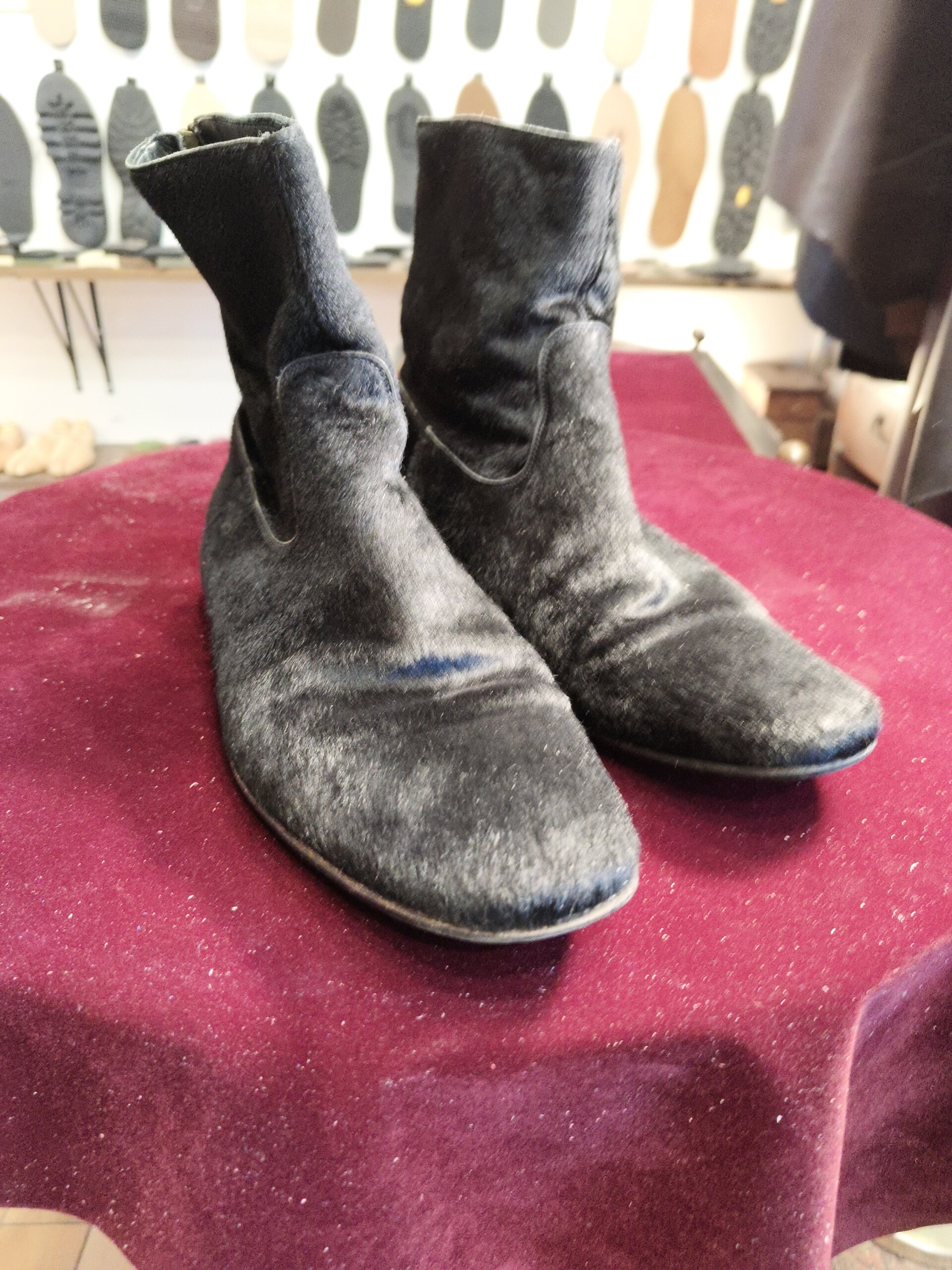 ハラコブーツのビフォー写真　左右セットの外観　履きジワと毛並みの使用感（オールソール前）