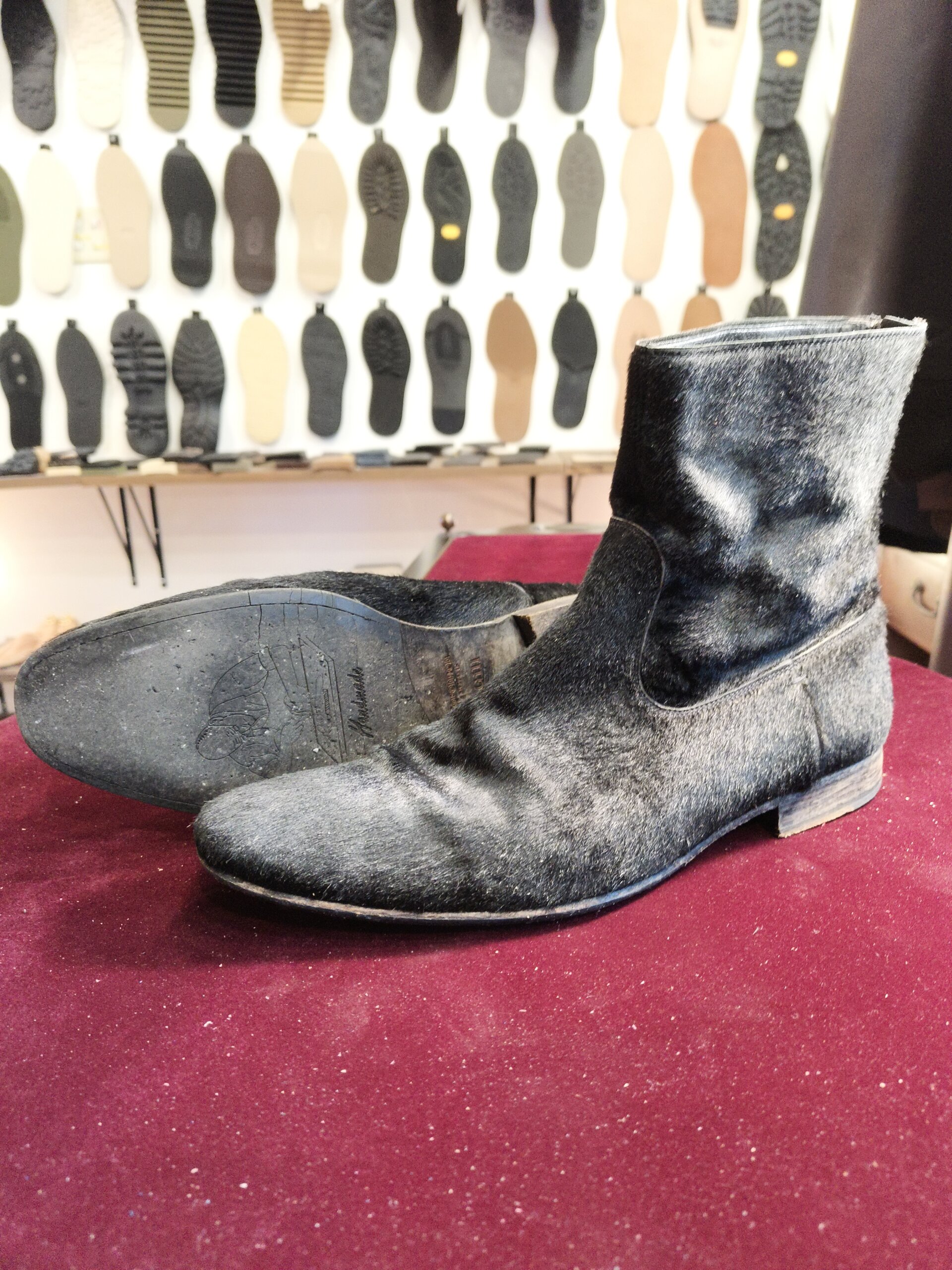 ハラコブーツのビフォー写真　ソール摩耗と劣化が見える状態（オールソール修理前）