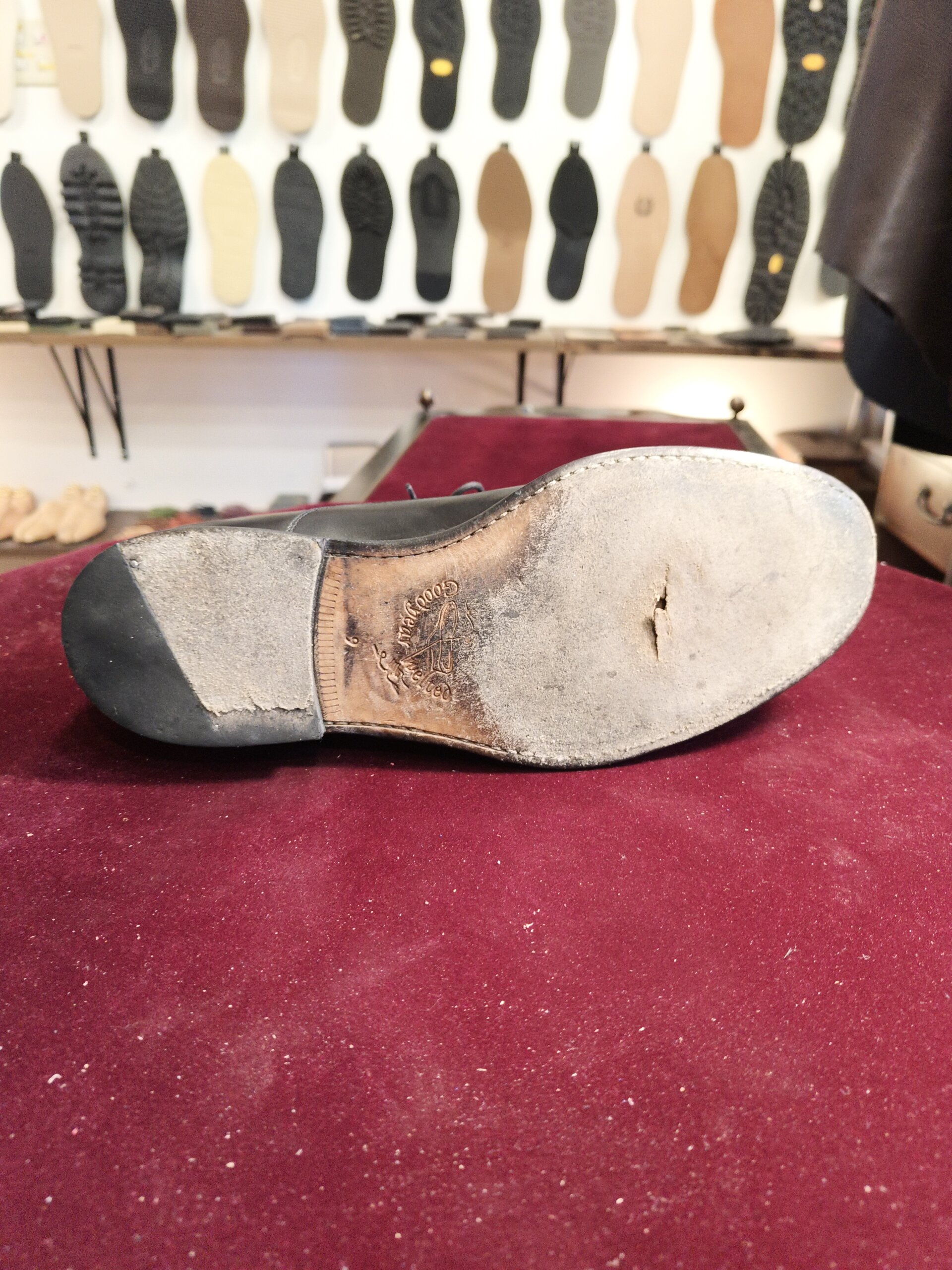 ジャランスリワヤ 靴修理 横浜 オールソール前のレザーソールひび割れ ビフォー