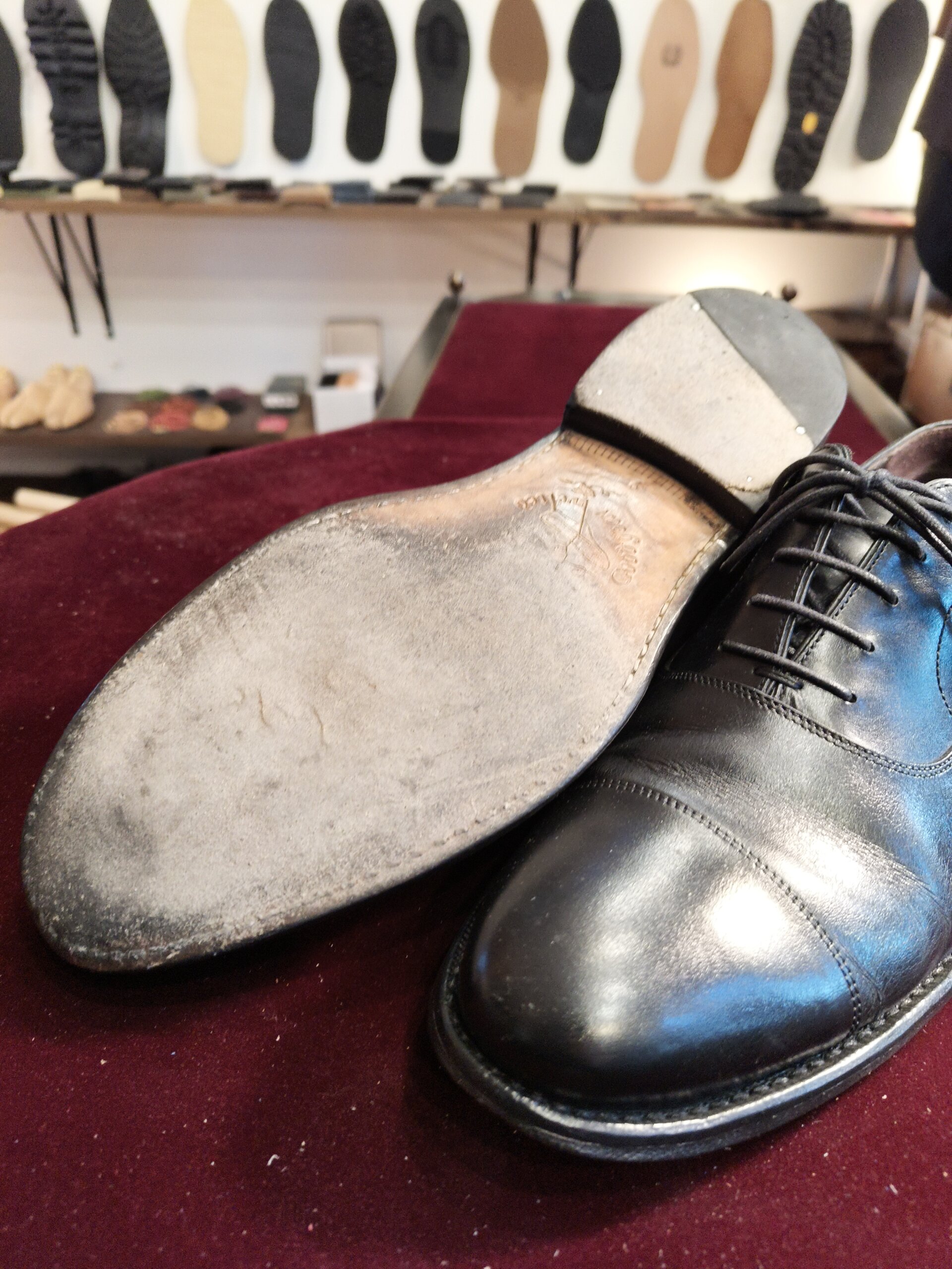 ジャランスリワヤ 靴修理 横浜 オールソール前のレザーソール摩耗状態 ビフォー