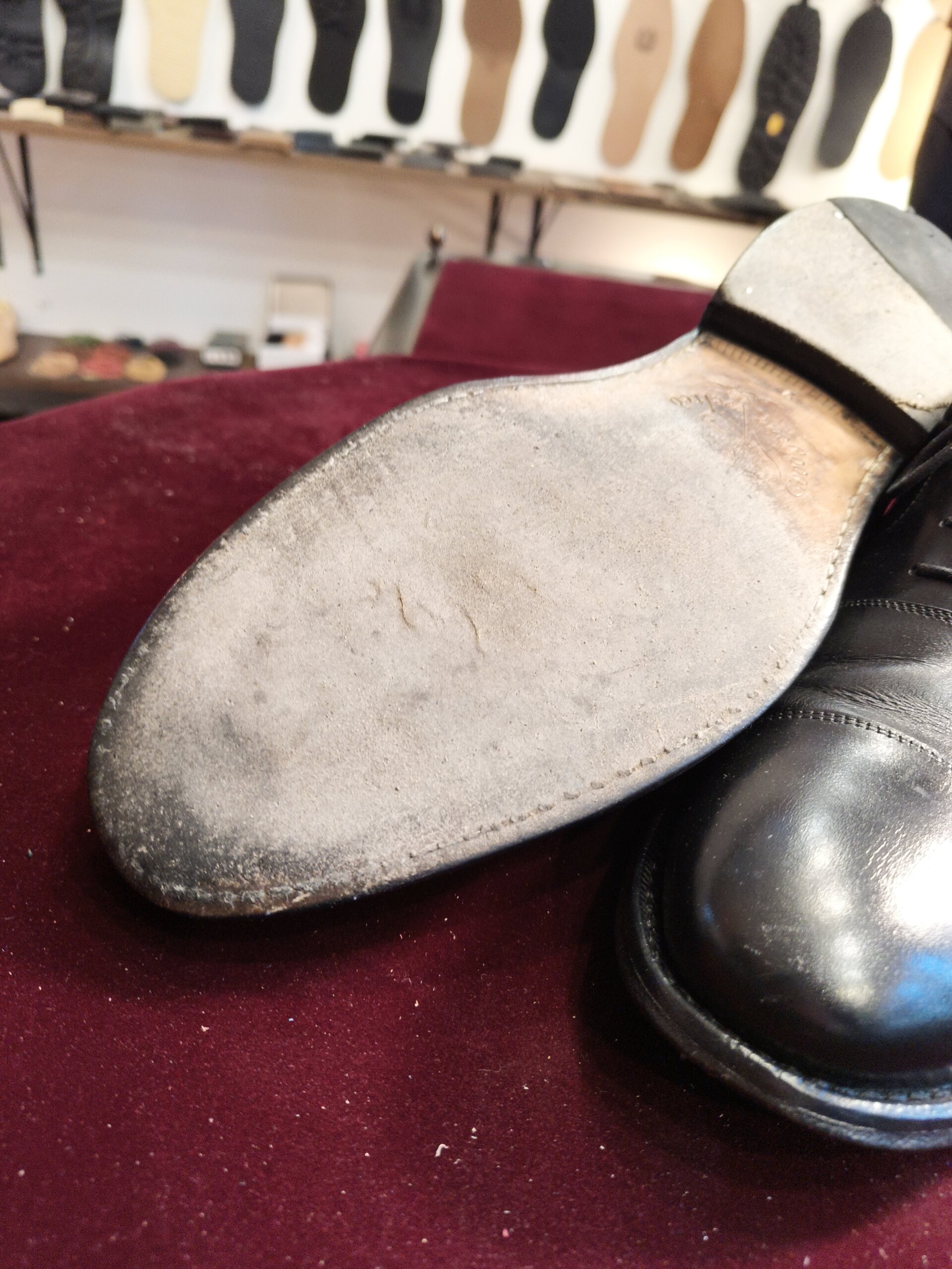 ジャランスリワヤ 靴修理 横浜 オールソール前のソール全体の擦り減り ビフォー