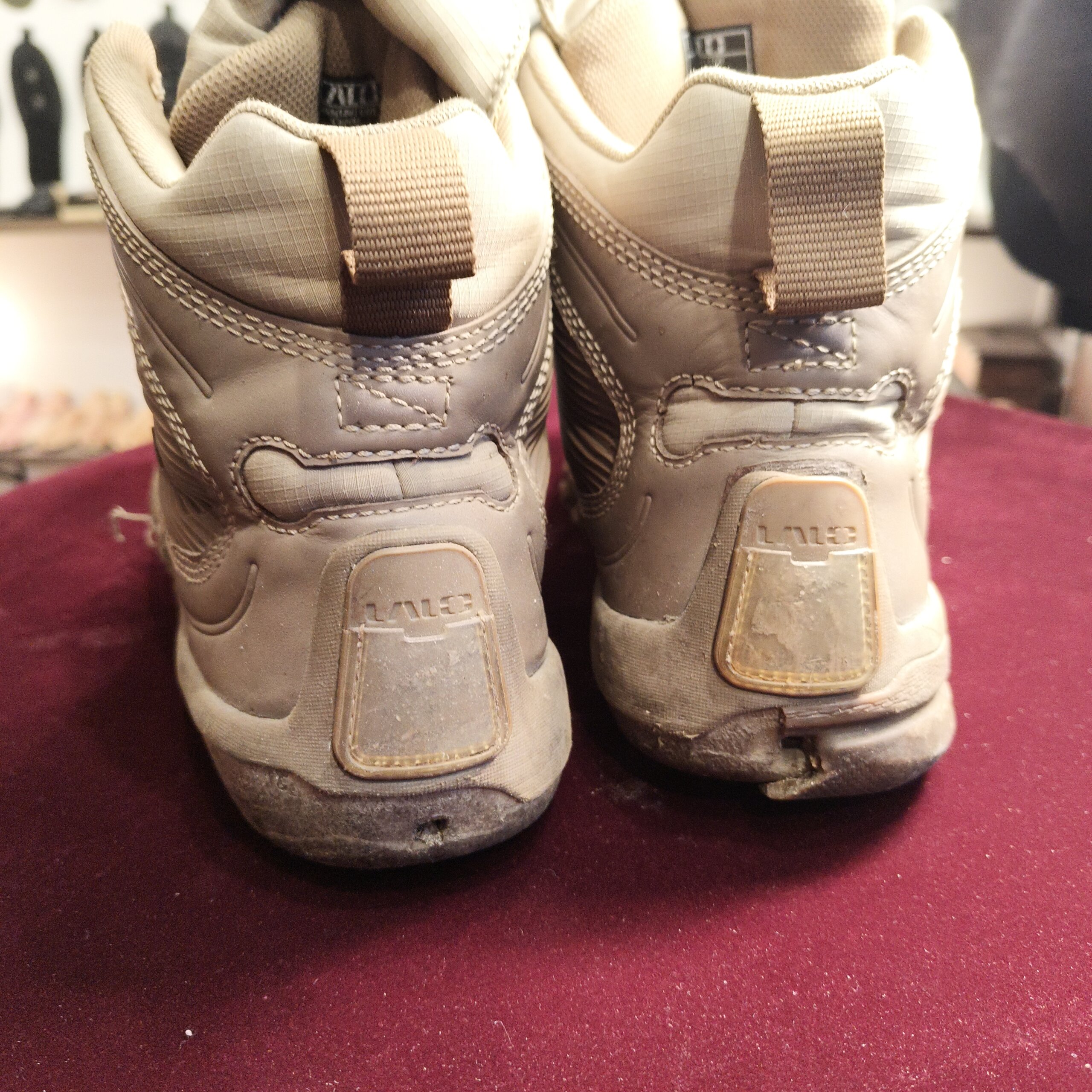 LALEDのカスタムオールソール修理前 かかと周りの破損と劣化した状態